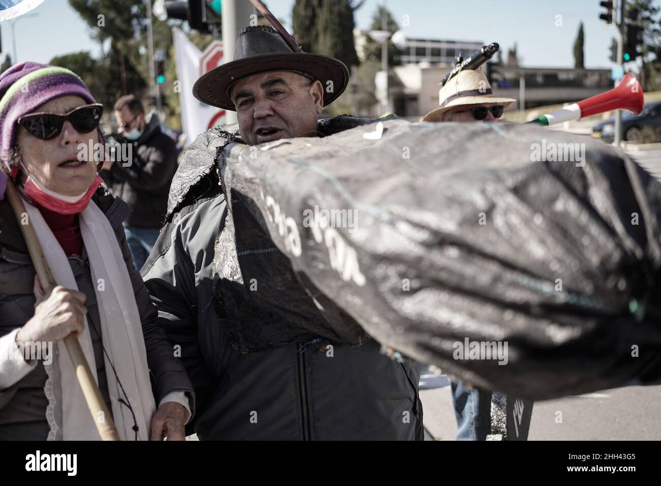 Jérusalem, Israël.23rd janvier 2022.Les manifestants devant le bureau du Premier ministre exigent que le gouvernement vote en faveur d'une commission d'enquête sur l'affaire des sous-marins, à la suite d'un convoi de maquettes de sous-marins à Jérusalem.Le scandale implique des soupçons de corruption impliquant l'achat de trois sous-marins de la classe Dolphin et de quatre navires de corvette de ThyssenKrupp en Allemagne.Cette affaire a déjà donné lieu à un certain nombre de mises en accusation contre des confidents proches de l'ancien Premier ministre Netanyahou.Crédit : NIR Amon/Alamy Live News Banque D'Images