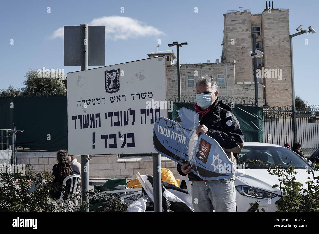 Jérusalem, Israël.23rd janvier 2022.Les manifestants devant le bureau du Premier ministre exigent que le gouvernement vote en faveur d'une commission d'enquête sur l'affaire des sous-marins, à la suite d'un convoi de maquettes de sous-marins à Jérusalem.Le scandale implique des soupçons de corruption impliquant l'achat de trois sous-marins de la classe Dolphin et de quatre navires de corvette de ThyssenKrupp en Allemagne.Cette affaire a déjà donné lieu à un certain nombre de mises en accusation contre des confidents proches de l'ancien Premier ministre Netanyahou.Crédit : NIR Amon/Alamy Live News Banque D'Images