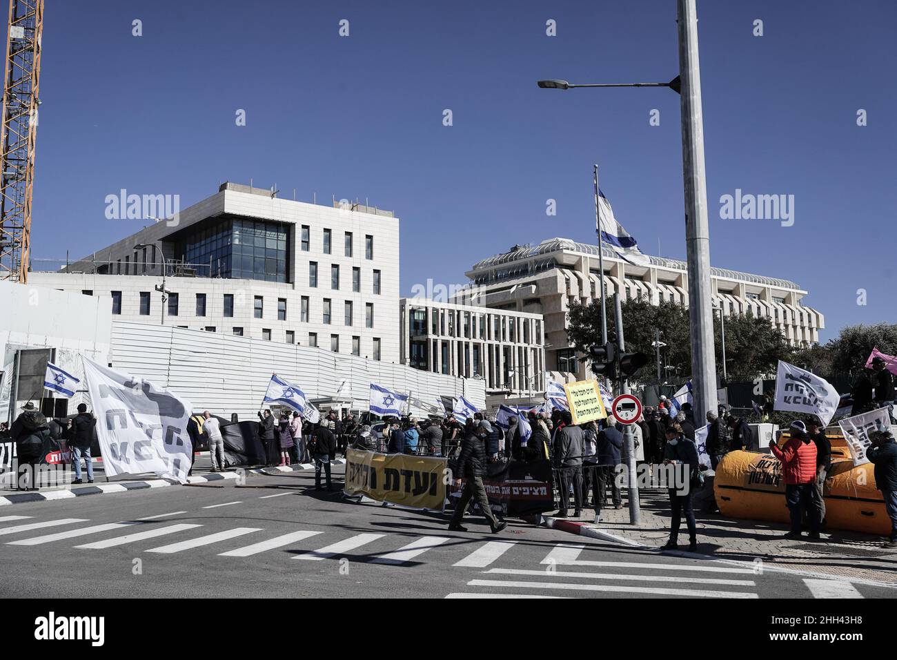 Jérusalem, Israël.23rd janvier 2022.Les manifestants devant le bureau du Premier ministre exigent que le gouvernement vote en faveur d'une commission d'enquête sur l'affaire des sous-marins, à la suite d'un convoi de maquettes de sous-marins à Jérusalem.Le scandale implique des soupçons de corruption impliquant l'achat de trois sous-marins de la classe Dolphin et de quatre navires de corvette de ThyssenKrupp en Allemagne.Cette affaire a déjà donné lieu à un certain nombre de mises en accusation contre des confidents proches de l'ancien Premier ministre Netanyahou.Crédit : NIR Amon/Alamy Live News Banque D'Images