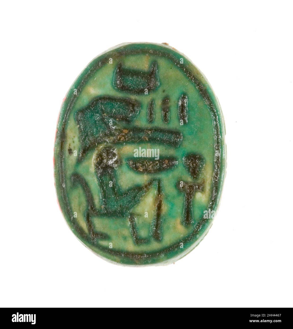 Scarab inscrit pour la femme [de Dieu] Hatshepsut, vivant ca.1479–1458 C.-B. Nouveau Royaume ce scab a été trouvé dans l'un des dépôts de fondation situés le long de l'avant de la cour inférieure du temple funéraire de Hatshepsut à Deir el-Bahri.Il manque un hiéroglyphe à l'inscription sur la base.Il se lit comme suit: La femme vivante, Hatshepsut.Il aurait probablement dû lire: La femme de Dieu vivant, Hatshepsut.À la fin du dix-septième début des dix-huitième dynasties, le titre de femme de Dieu était détenu par la reine principale ou la reine mère.Hatshepsut hérita du titre alors qu'elle servit comme reine principale de son demi-b Banque D'Images