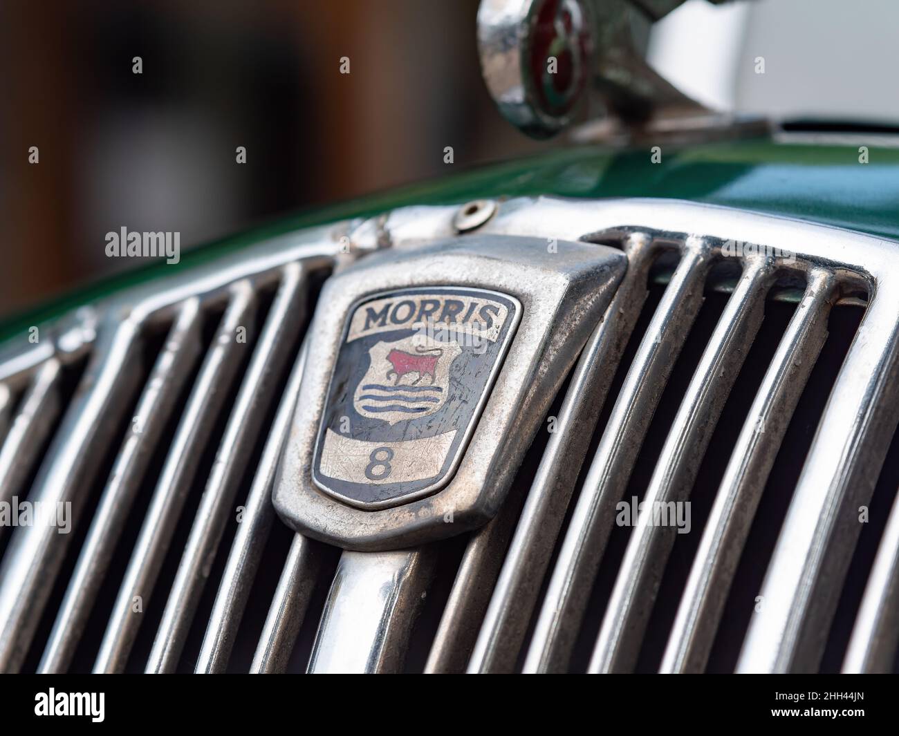 Gros plan d'un insigne de radiateur très usé d'un Morris série 8 E. faible profondeur de champ avec seulement des parties du badge en évidence. Banque D'Images
