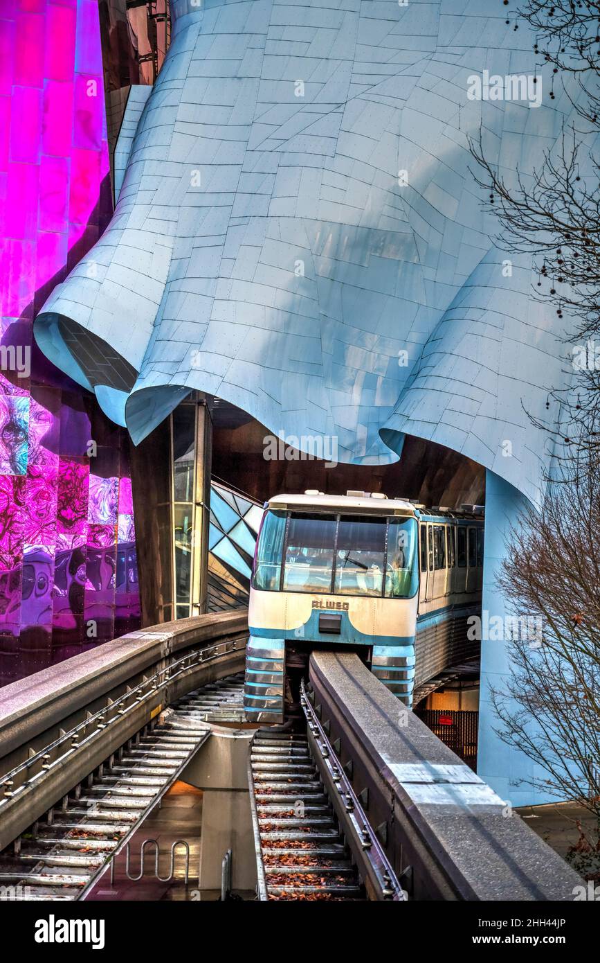 Monorail de Seattle traversant le musée de la culture pop, Seattle, Washington, États-Unis Banque D'Images