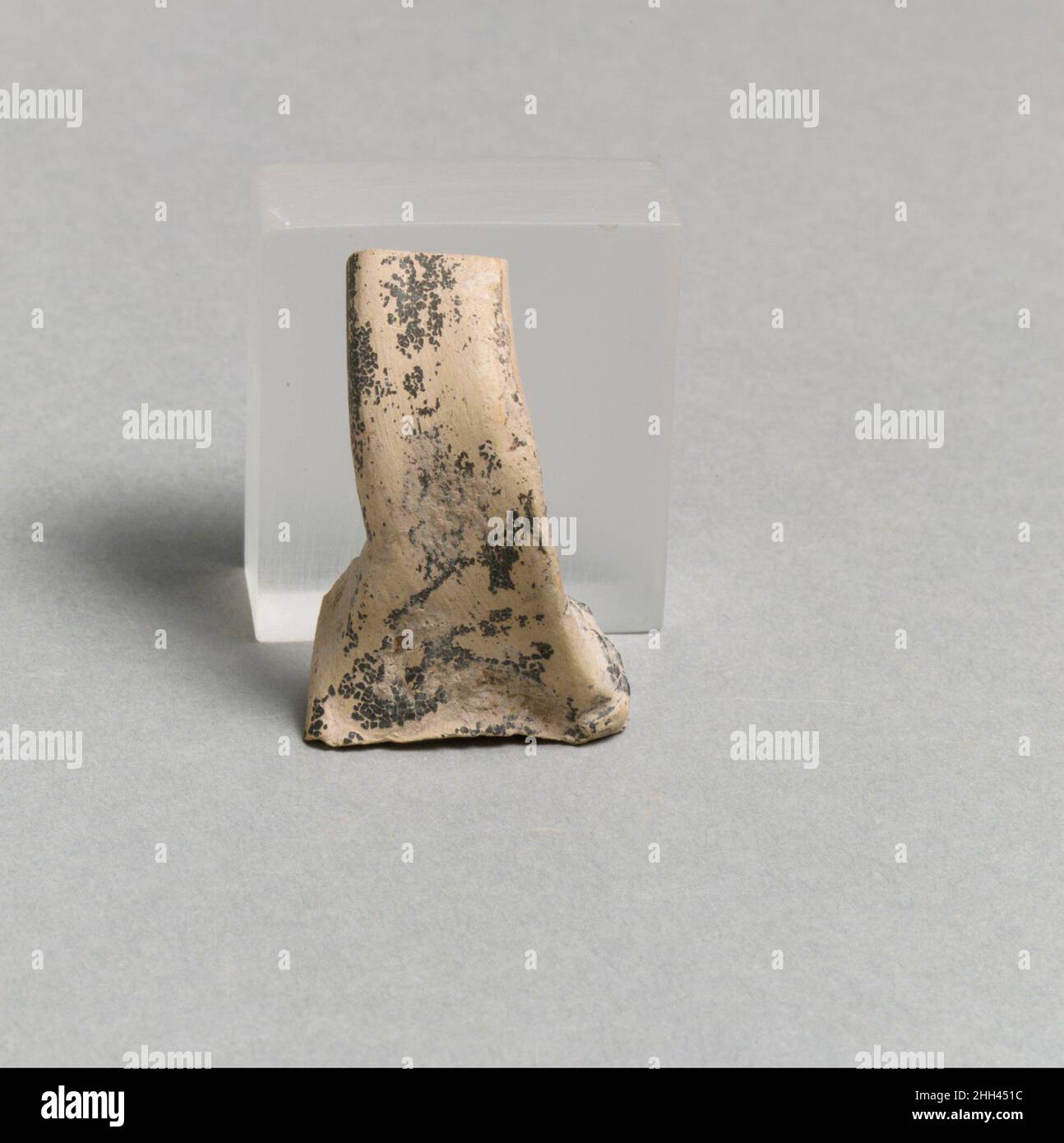 Fragment de vase ca.3000–2200 C.-B.Fragment de vase 251312 fragment de vase, env.3000?2200 C.-B., terre cuite, 1 5/8 x 15/16in.(4,2 x 2,4cm).Metropolitan Museum of Art, New York.Don de Gisela M. A. Richter, 1923 (23.121.12) Banque D'Images