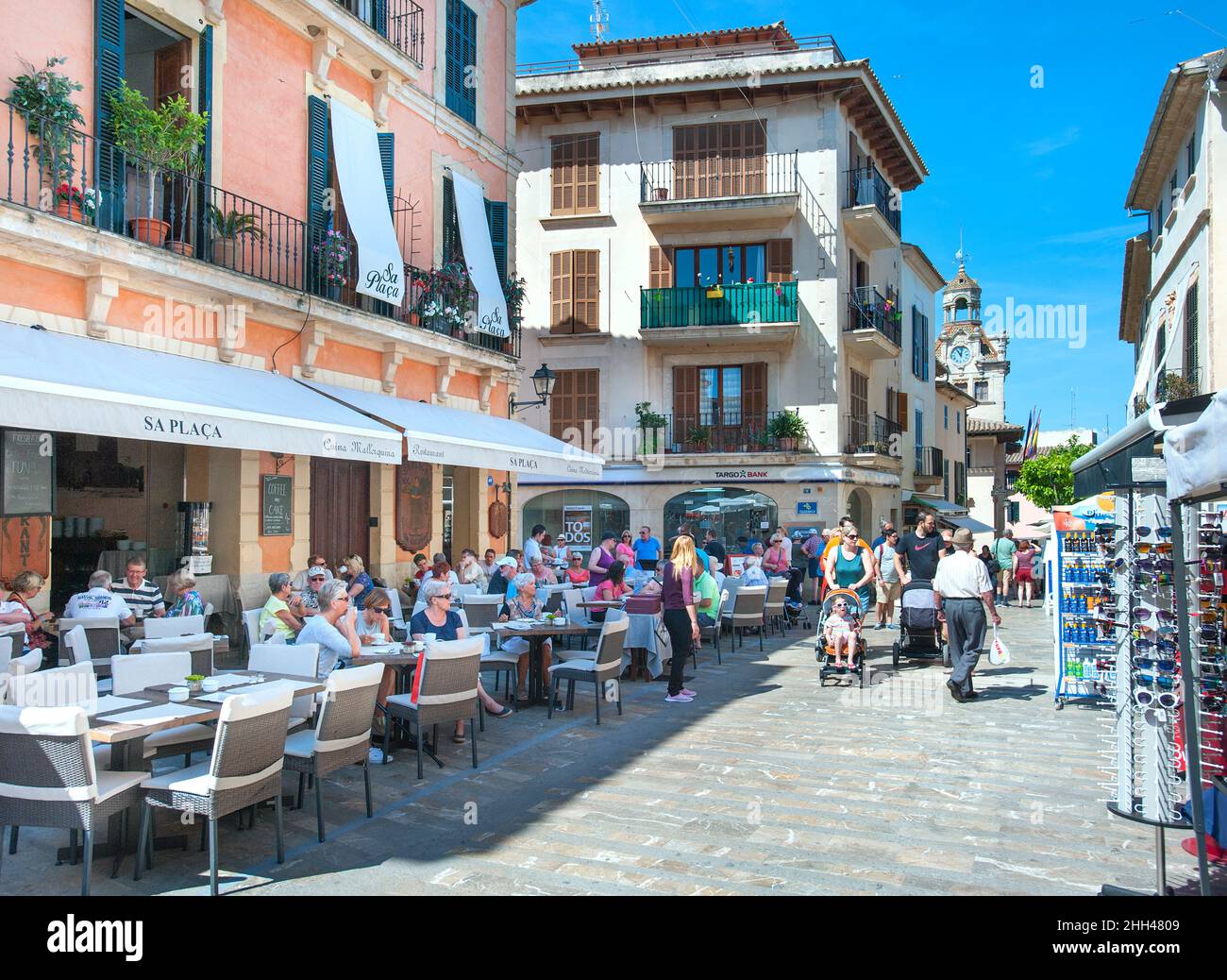 Vieille ville d'Alcudia avec terrasse de bar, Majorque, Baléares, Espagne Banque D'Images