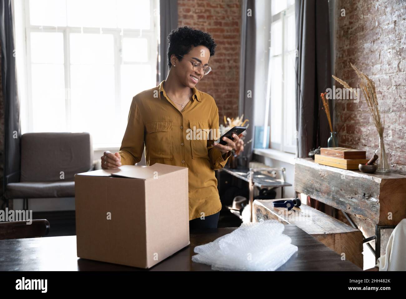 Un client afro-américain heureux qui reçoit un achat sur Internet Banque D'Images