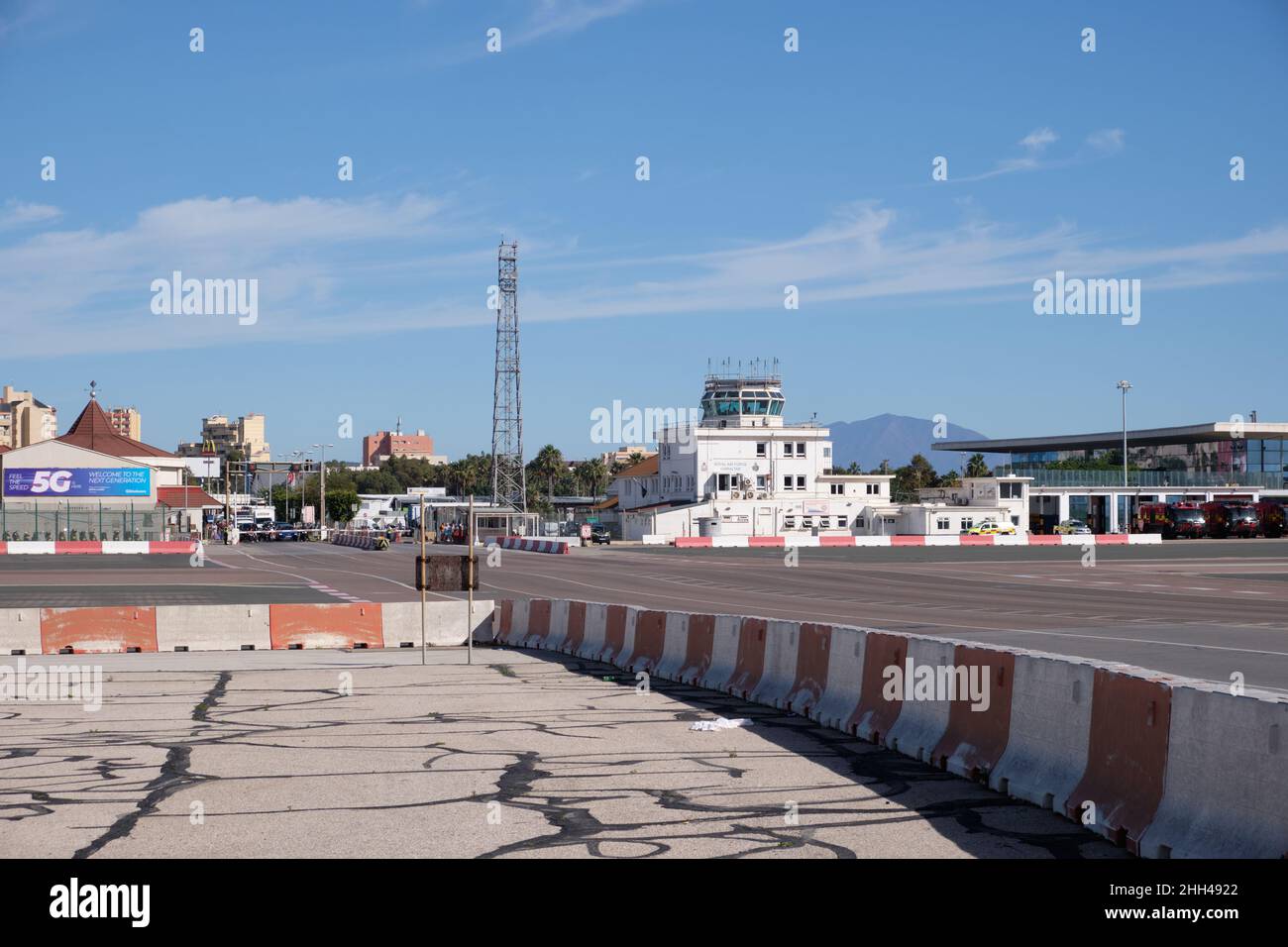 Winston Churchill Avenue, qui traverse la piste de l'aéroport, Gibraltar. Banque D'Images