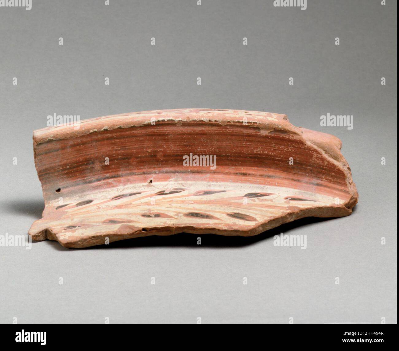 Vase fragment est grec/Sardes, Lydian.Vase fragment 252670 grec oriental/Sardes, Lydian, vase fragment, terre cuite, total: 2 1/4 x 2 1/2in.(5,8 x 6,3cm).Metropolitan Museum of Art, New York.Don de la Société américaine pour l'excavation de Sardes, 1926 (26.199.102) Banque D'Images