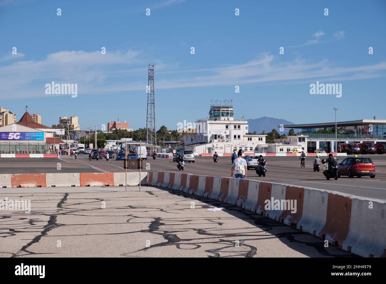 Winston Churchill Avenue, qui traverse la piste de l'aéroport, Gibraltar. Banque D'Images