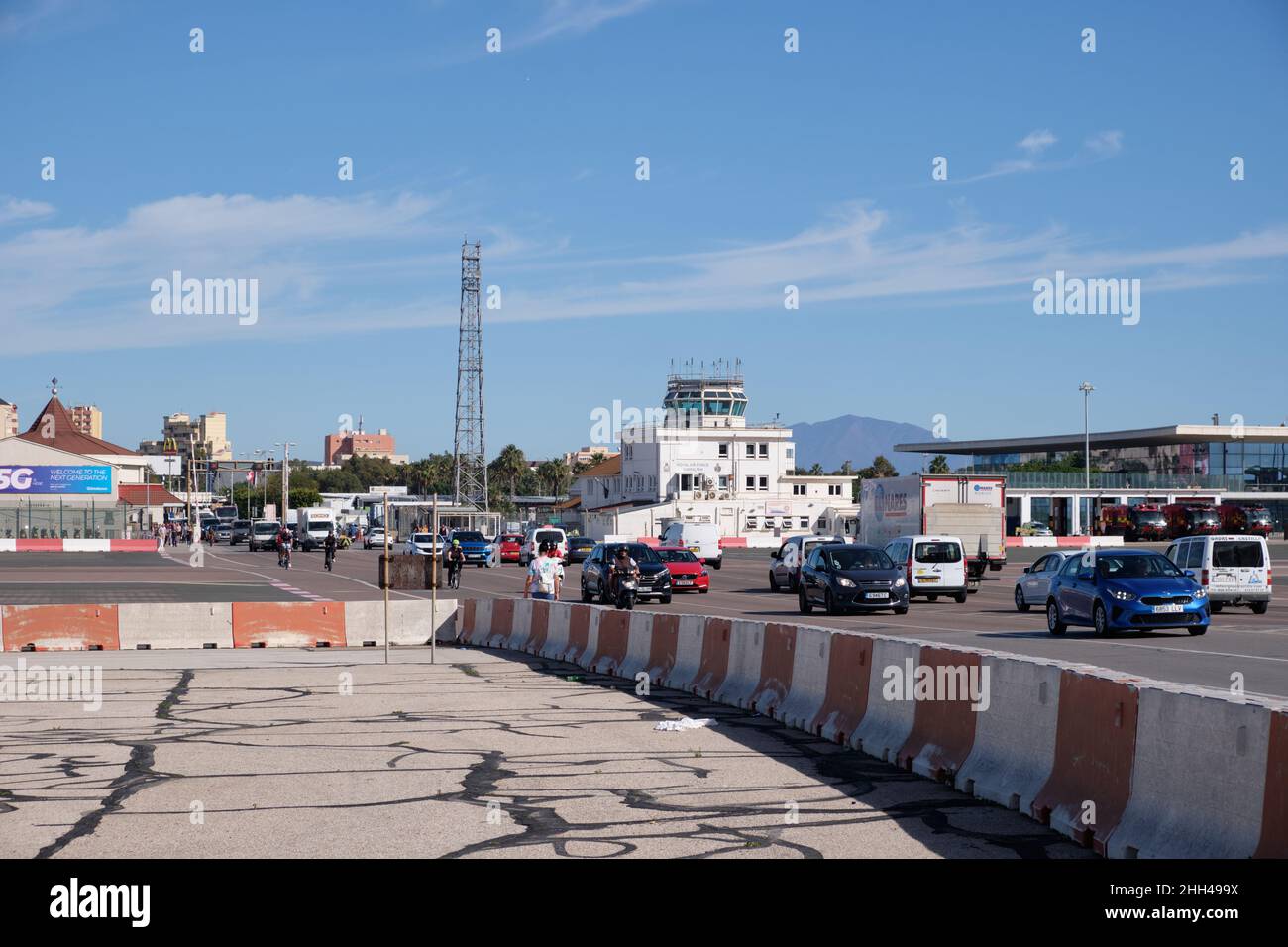 Winston Churchill Avenue, qui traverse la piste de l'aéroport, Gibraltar. Banque D'Images