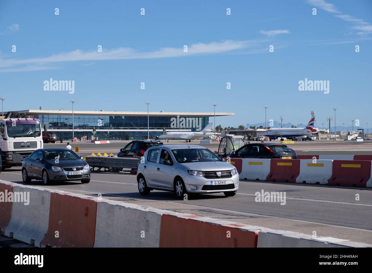 Winston Churchill Avenue, qui traverse la piste de l'aéroport, Gibraltar. Banque D'Images