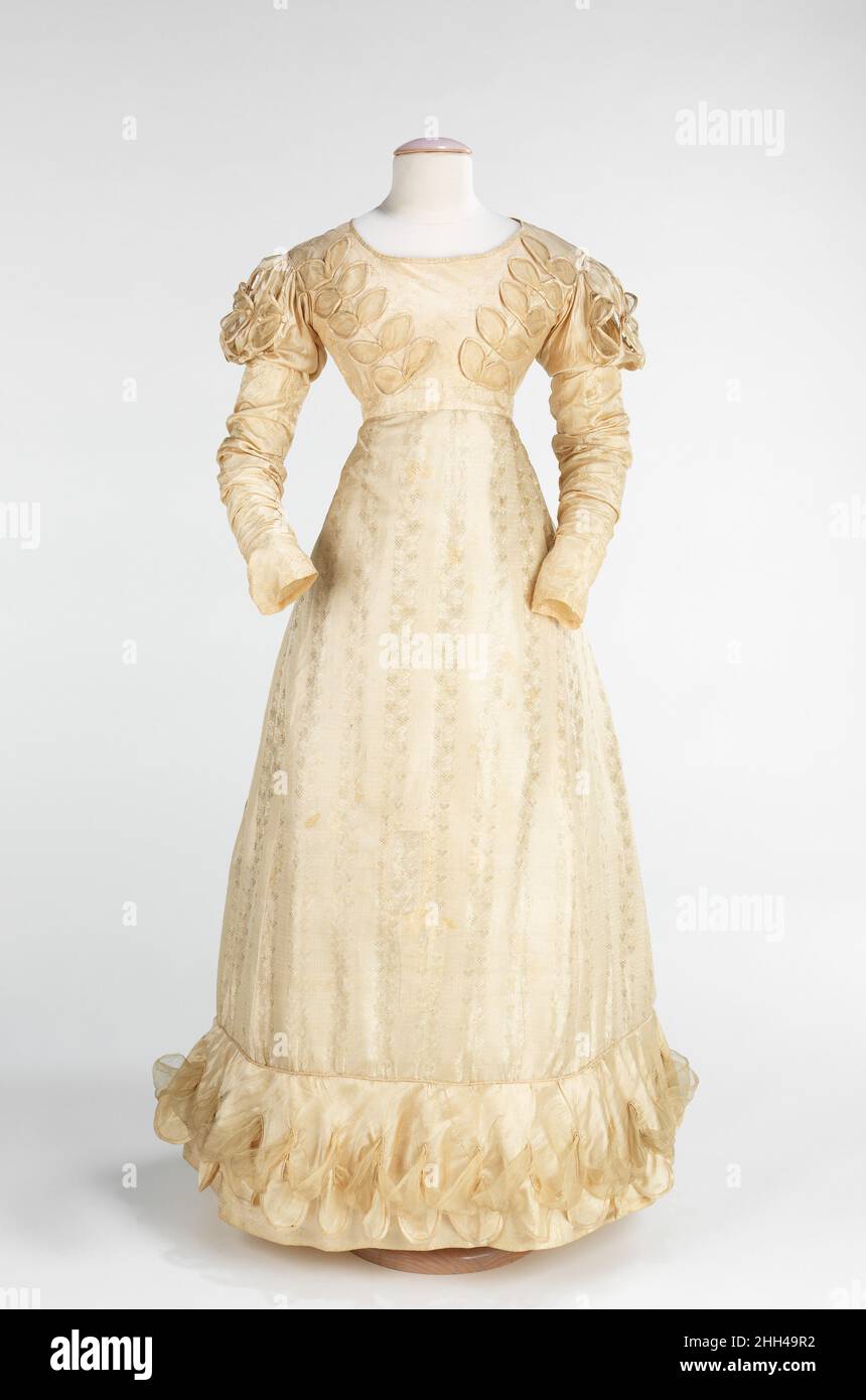 Robe de mariage 1824 blanc américain n'était pas une couleur commune pour  la tenue de mariage au début du 19th siècle, ce qui fait de cette pièce un  exemple rare.Jusqu'à la fin