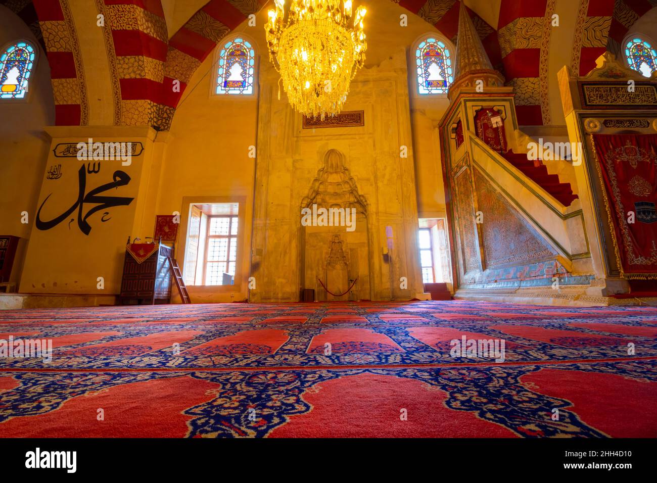 Photo d'arrière-plan du ramadan.Minbar et Mihrab de la vieille mosquée d'Edirne Banque D'Images