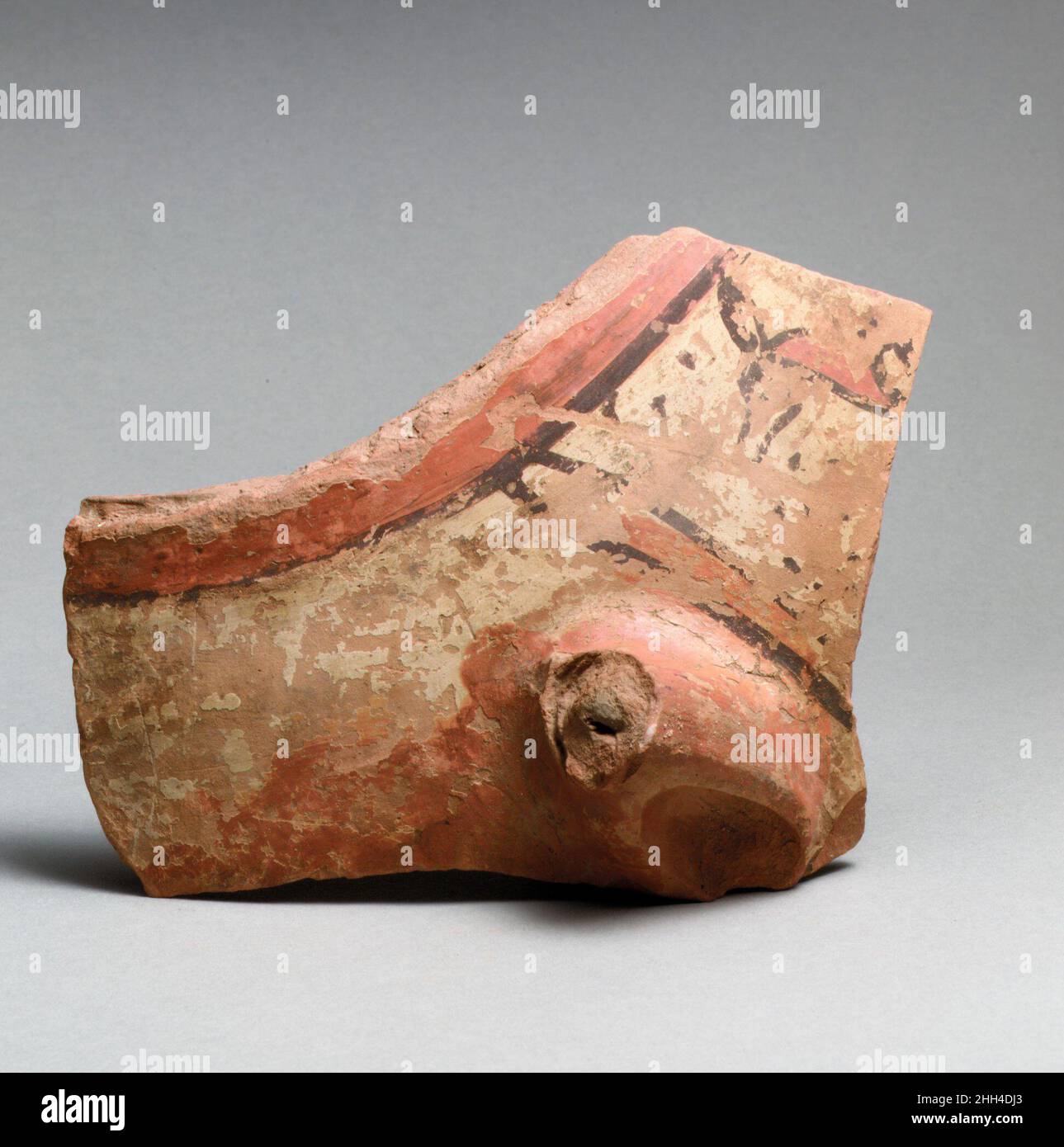 Fragment de vase grec est/Sardes, fragment de Lydie avec une partie de la poignée; lignes sombres sur sol clair.Vase fragment 252701 grec oriental/Sardes, Lydian, vase fragment, terre cuite, total: 7 5/8 x 4 13/16in.(19,4 x 12,3cm).Metropolitan Museum of Art, New York.Don de la Société américaine pour l'excavation de Sardes, 1926 (26.199.133) Banque D'Images