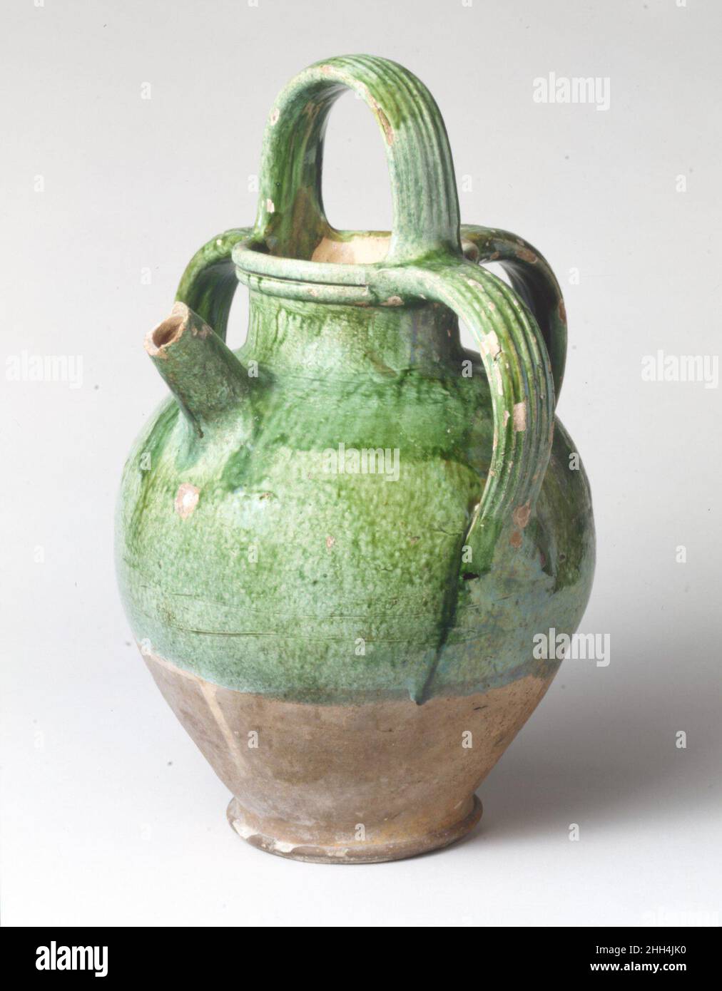 Pot d'eau avec bec (vase à bec) deuxième moitié 16th siècle Français, la  Chapelle-des-pots ce pot d'eau vient de Saintes, dans le sud-ouest de la  France, qui était un important centre de