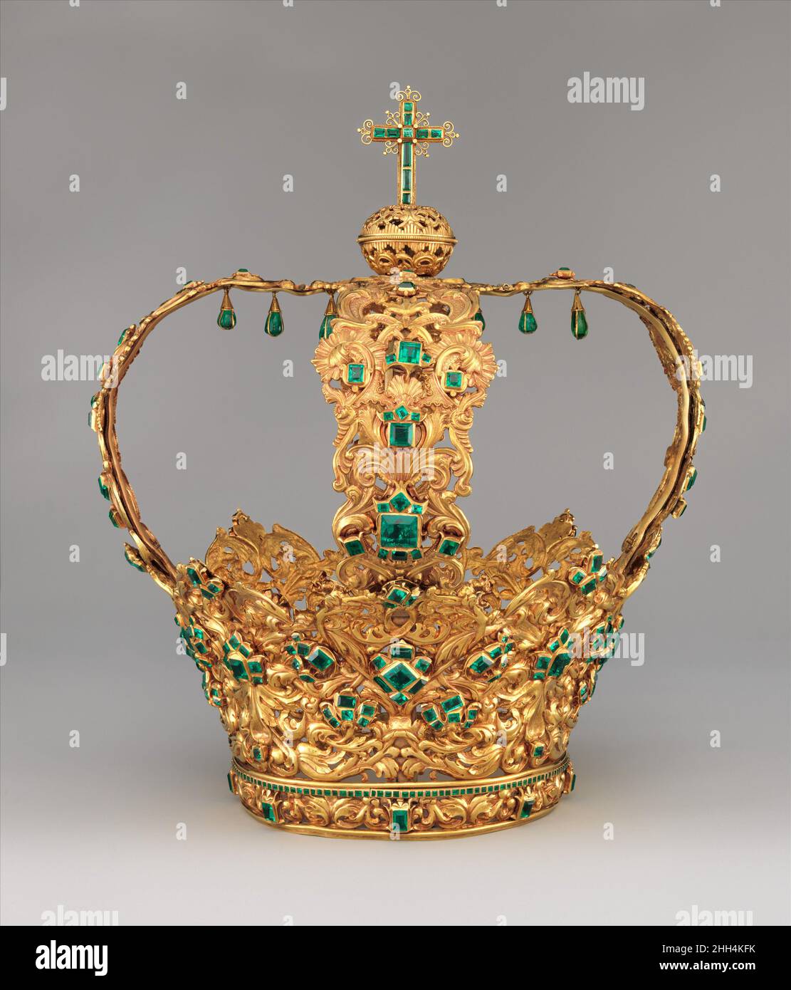 Couronne de la Vierge de l'Immaculée conception, connue sous le nom de couronne des Andes ca.1660 (diadem) et ca.1770 (arches) colombienne; les Espagnols de Popayán arrivant au XVIe siècle en Amérique du Sud ont rencontré une riche et complexe tradition indigène de travail de l'or qui s'était développée au cours de millénaires.Beaucoup, sinon la plupart, des œuvres prérusses en or ont été fondues au XVIe et XVIIe siècles, leur métal précieux réaffecté à de nouveaux leaders religieux et séculiers en Espagne et dans les Amériques.cette couronne a été faite pour orner une image sacrée de la Vierge Marie vénérée dans le Banque D'Images