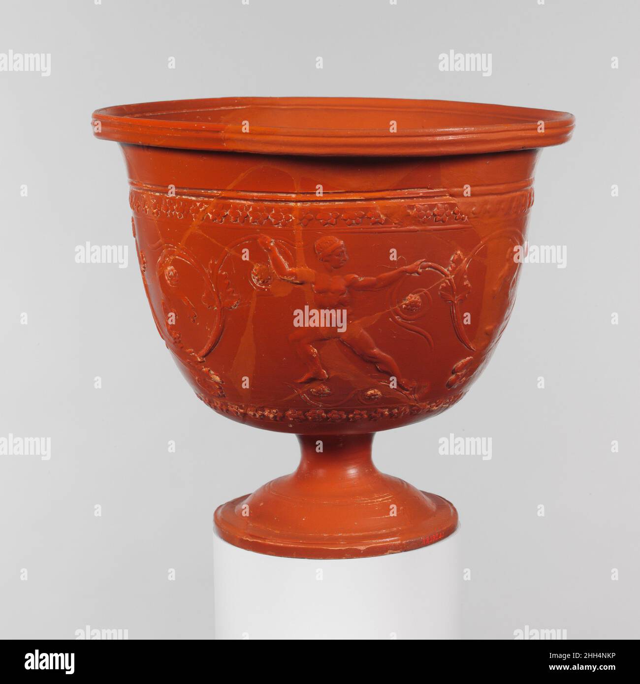 Bol en terre cuite ca.20 C.-B.–A.D.10 Roman ces trois grands bols à tiges sont de bons exemples des vases fabriqués en masse et faits de moisissures de l'industrie de la poterie italienne pendant le règne de l'empereur Auguste.Toutes sont décorées avec un feuillage riche et des figures qui rappellent le passé classique.Ils ont tous un timbre portant le nom du potier, indiquant que deux d'entre eux ont été faits à Arretium (moderne Arezzo, Italie) lui-même, mais un (06.1021.280), de qualité légèrement inférieure, a été produit à Puteoli (moderne Pozzuoli, Italie).Rogers Fund, 1906 (06.1021.280)Rogers Fund, 1910 (10.210.37).Bol en terre cuite. Banque D'Images