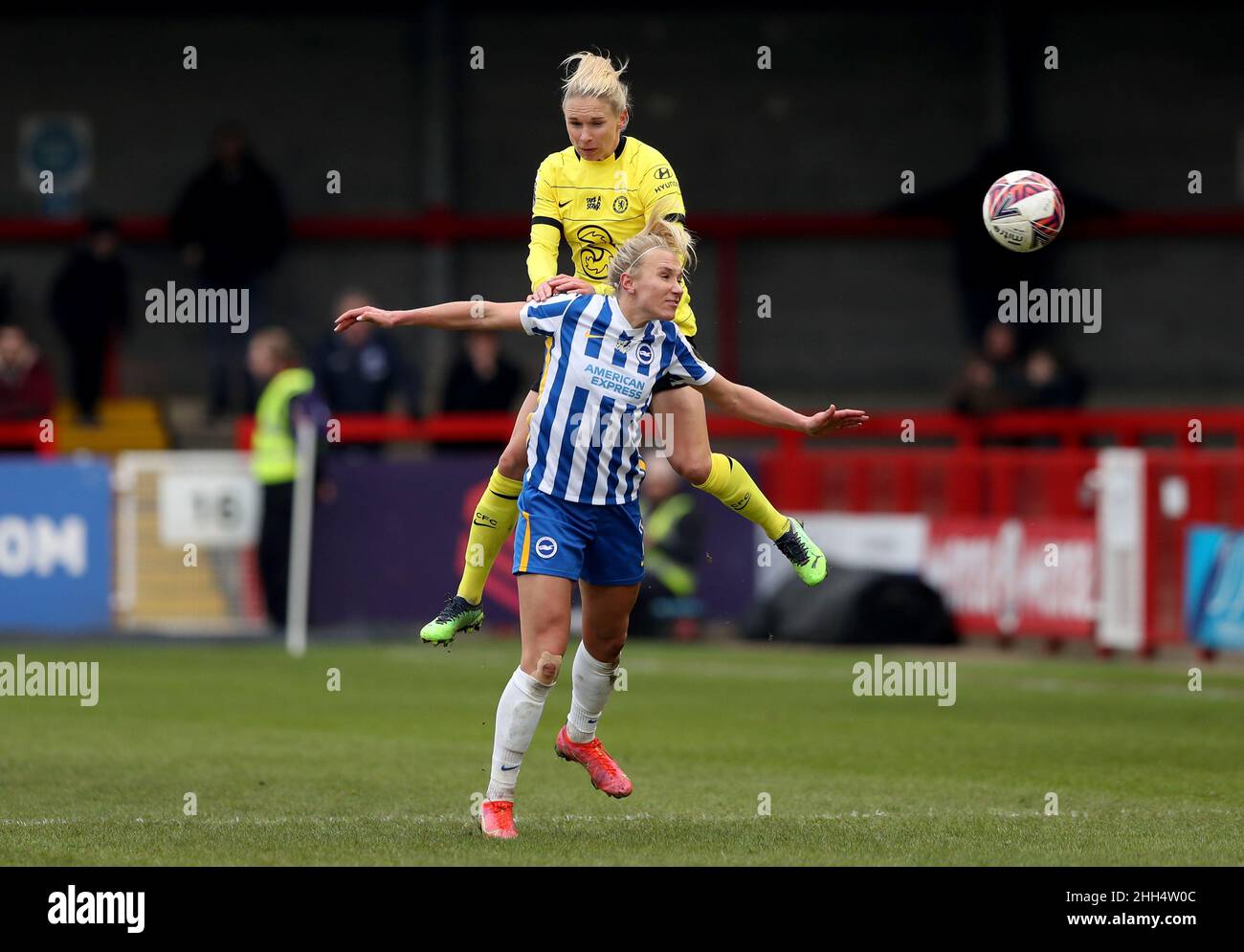 Jonna Andersson de Chelsea en action avec Brighton et Emma Koivisto de Hove Albion lors du match de la Super League féminine de Barclays FA au People's Pension Stadium, Crawley.Date de la photo: Dimanche 23 janvier 2022. Banque D'Images