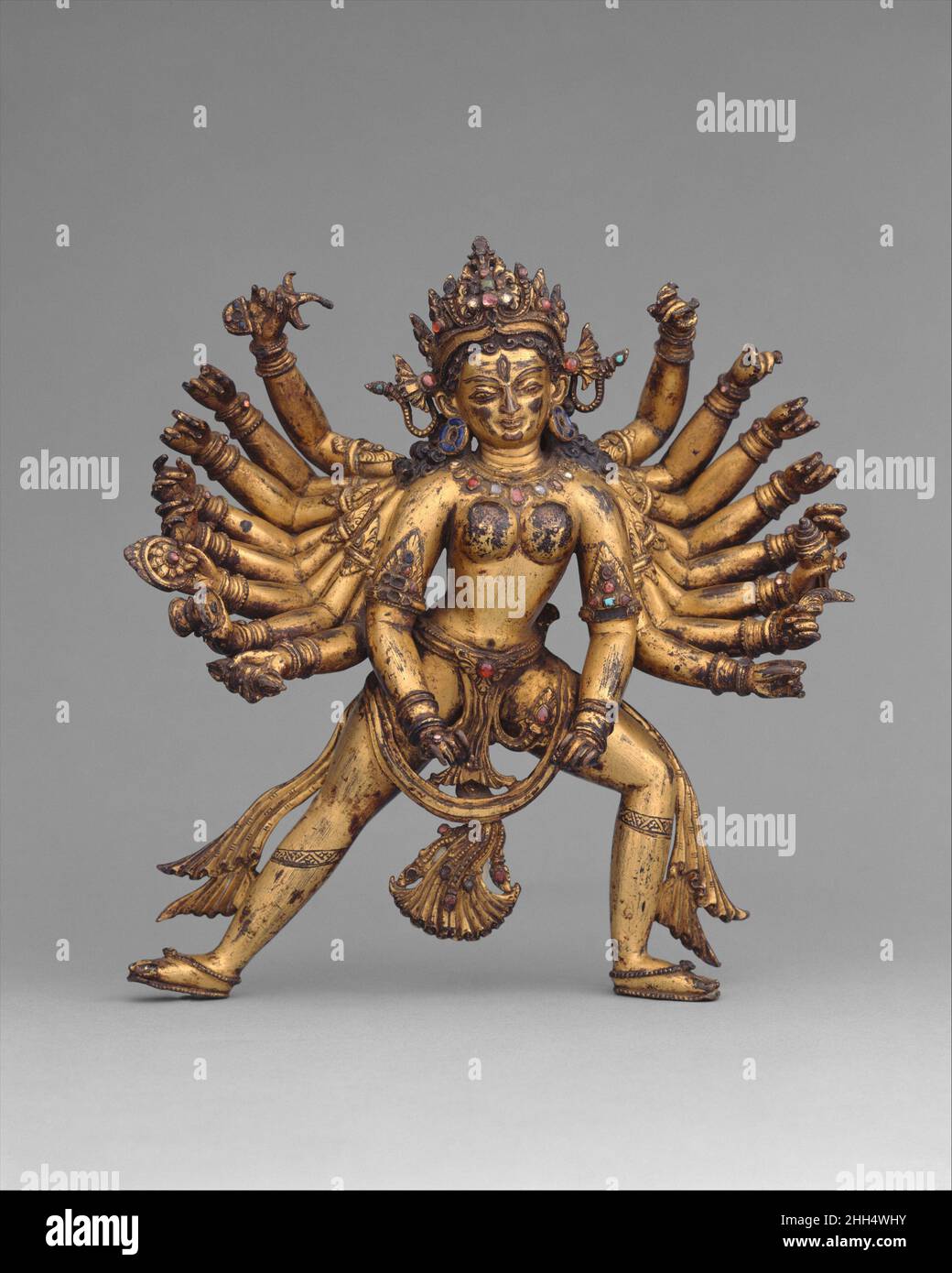 Durga en tant que couche du démon Buffalo Mahishasura 14th–15th siècle Népal cette version à dix-huit armes de la déesse Durga se tenait à l’origine sur un piédestal sur lequel elle a vaincu le démon buffle Mahishasura, le piétinant d’un pied tout en le transfixant avec la trident de Shiva.Cette iconographie est l'expression suprême de la puissance de cette déesse, « l'inattaquable, l'inconquérant ».Durga comme couche du démon de Buffalo Mahishasura.Népal.14th–15th siècle.Alliage de cuivre doré, incrusté de pierres semi-précieuses.Sculpture Banque D'Images