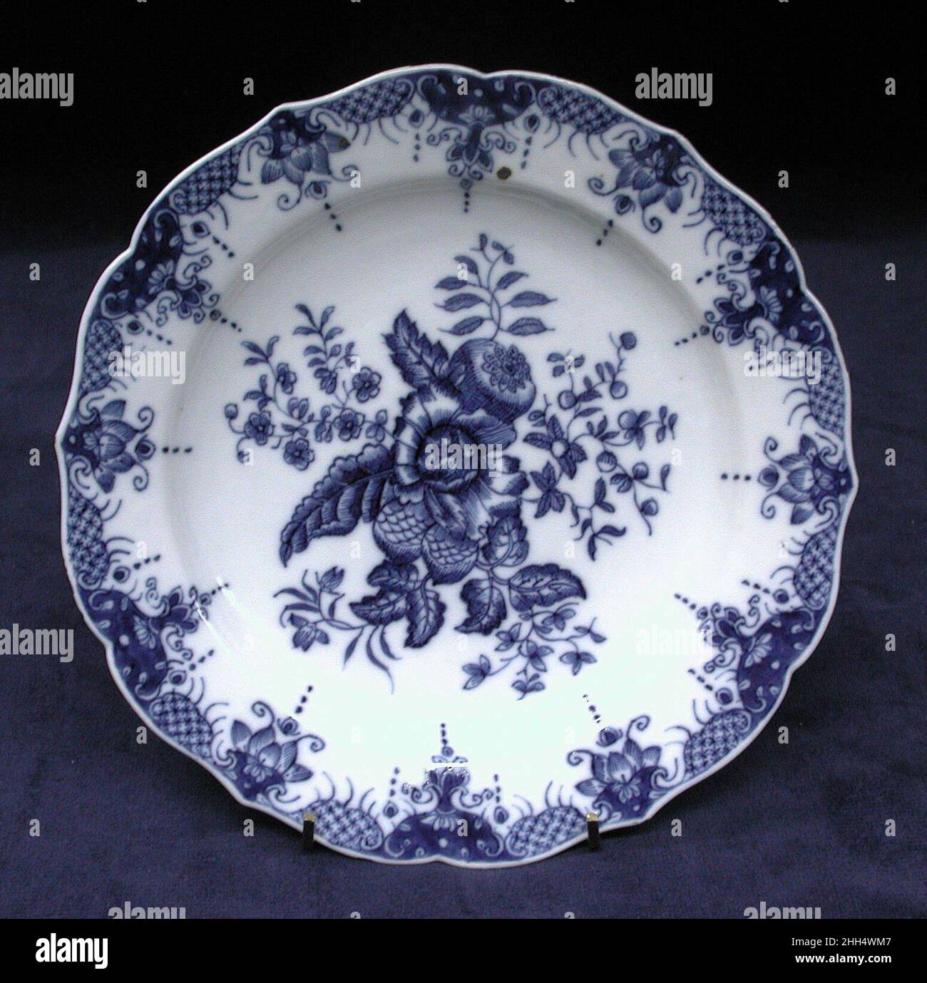 Plaque env.1775 Chinois, pour le marché européen le don de la collection Hans Syz en 1995 a doté le Musée de près de trois cents exemples de céramiques européennes et asiatiques méticuleusement acquis par le collectionneur d'origine suisse Dr. Syz (1894-1991) pour tracer la migration de modèles et de modèles d'est en Ouest.Documentant un processus continu d'influence et d'adaptation, ces pièces fournissent un examen discriminant des nuances de changement stylistique résultant de trois siècles de commerce.Plaque.Chinois, pour le marché européen.1775. Porcelaine à pâte dure.Céramique-porcelaine-exportation Banque D'Images