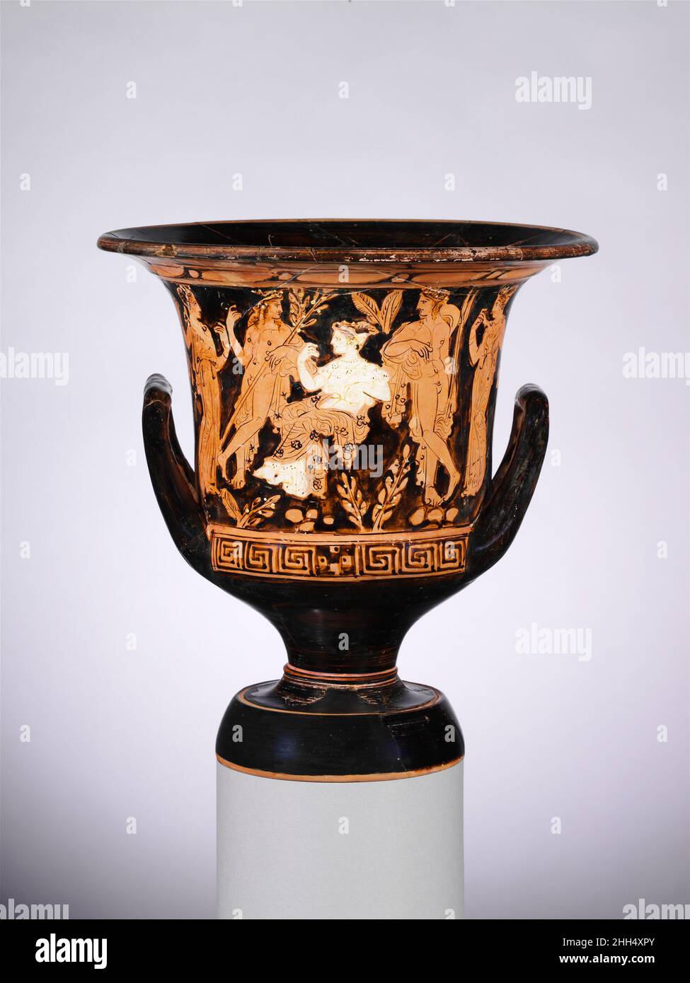 Terre cuite calice-krater (bol pour mélanger le vin et l'eau) début du 4th siècle avant J.-C. grec, Attic Obverse, femme assise entre deux hommes et deux femmesReverse, femme entre deux Menthe iconographie laisse difficile de savoir si elle appartient au monde de tous les jours ou au Royaume de Dionysos.La figure sur l'inverse suggère Ariadne.Terre cuite calyx-krâter (bol pour mélanger le vin et l'eau).Grec, Attique. Début du 4th siècle avant J.-C..Terre cuite, figure rouge.Classique.Vases Banque D'Images