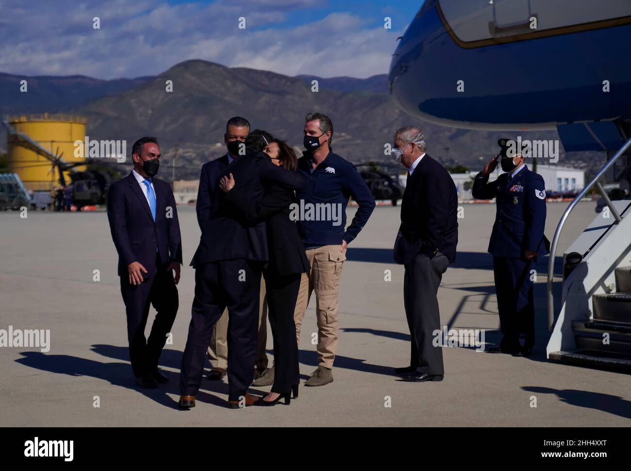 Le vice-président américain Kamala Harris et le deuxième monsieur Doug Emhoff se rendent à côté du secrétaire Tom Vilsack, du gouverneur Gavin Newsom, du sénateur Alex Padilla et du congressiste Pete Aguilar à l'arrivée à l'aéroport international de San Bernardino à San Bernardino, Californie, États-Unis, le vendredi 21 janvier.2022. Le Service des forêts a déclaré cette semaine qu'il ciblera des millions d'acres de prairies et de forêts pour les brûlures prescrites et l'éclaircie pour lutter contre l'escalade des risques d'incendie de forêt à travers les États-Unis.Photographe: Eric Thayer/Pool/Sipa USA Banque D'Images
