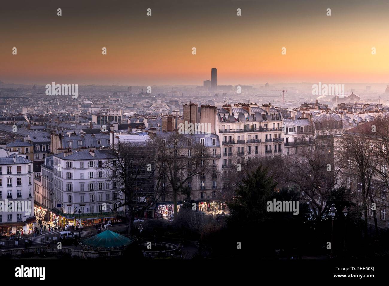 Paris, France - 14 janvier 2022 : vue panoramique de Paris depuis la colline de Montmartre avec la tour Montparnasse en arrière-plan à Paris Banque D'Images