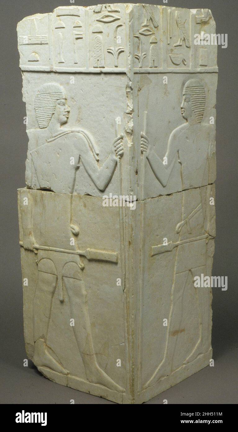 Coin de niche de la tombe d'Akhtihotep ca.2575–2551 B.C. Old Kingdom ces blocs de relief formant un coin montrent Akhtihotep deux fois: À gauche, il porte un vêtement de panthère, dont la queue pend entre ses jambes, et à droite, il porte un four standard.Placés pour former un côté et l'avant, respectivement, du cadre d'une double porte renfoncée, les reliefs ont été si arrangés que Akhtihotep est apparu à la fois émergeant de la fausse porte niche (à gauche) et entrant dans elle (à droite).D'autres blocs de la tombe d'Akhtihotep (58.44.2a) représentent les porteurs d'offrande.Coin de niche de la tombe Banque D'Images