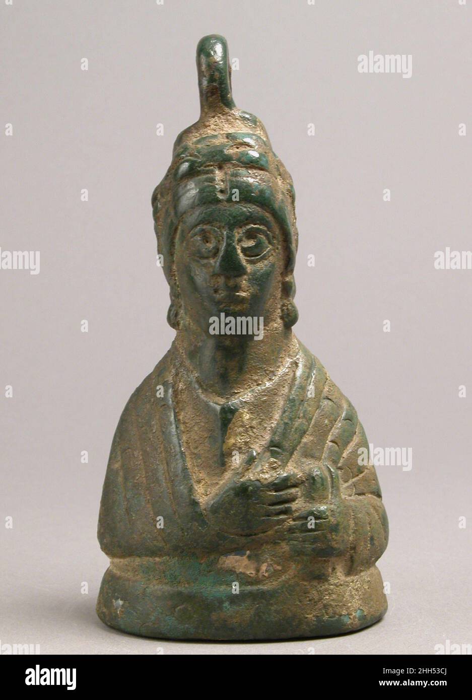 Le poids en forme d'impératrice byzantine 5th siècle Portraits byzantins des presses byzantines ont été utilisés pour les poids, encourageant ainsi la croyance du public dans la capacité de l'État à assurer un commerce juste et prospère.Les femmes ici, dont les joyaux élaborés représentaient la richesse de l'État, ont un mappa, un symbole officiel de l'autorité impériale, ou un rouleau, reflétant l'accent mis par l'État sur l'apprentissage.Poids en forme d'impératrice byzantine.Byzantine.5th siècle.Alliage de cuivre, rempli de métal.Alliage métal-cuivre Banque D'Images