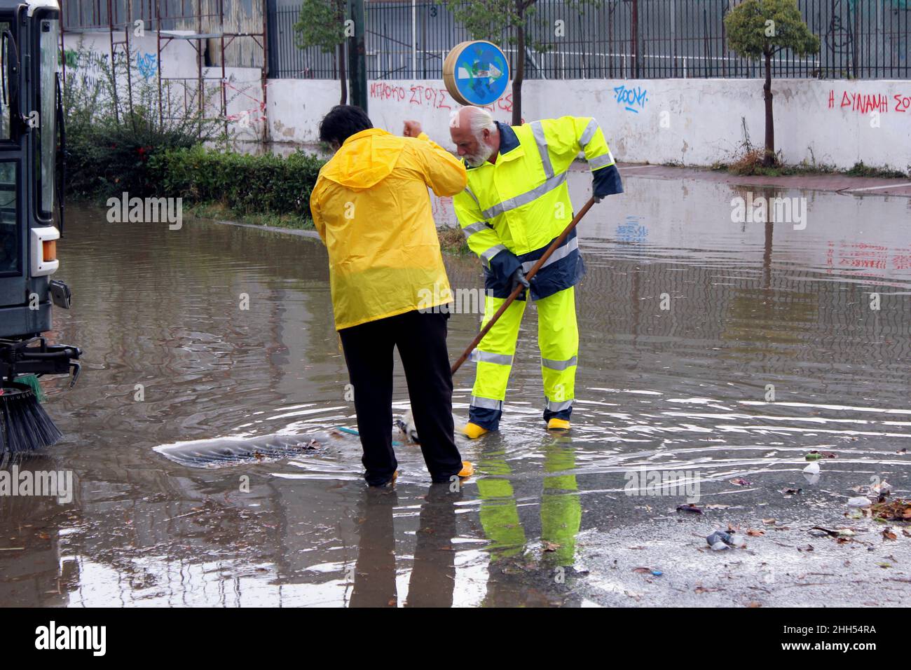 Nettoyage des rues inondées après de fortes pluies - Spata, Attica, Grèce, octobre 31 2019 Banque D'Images