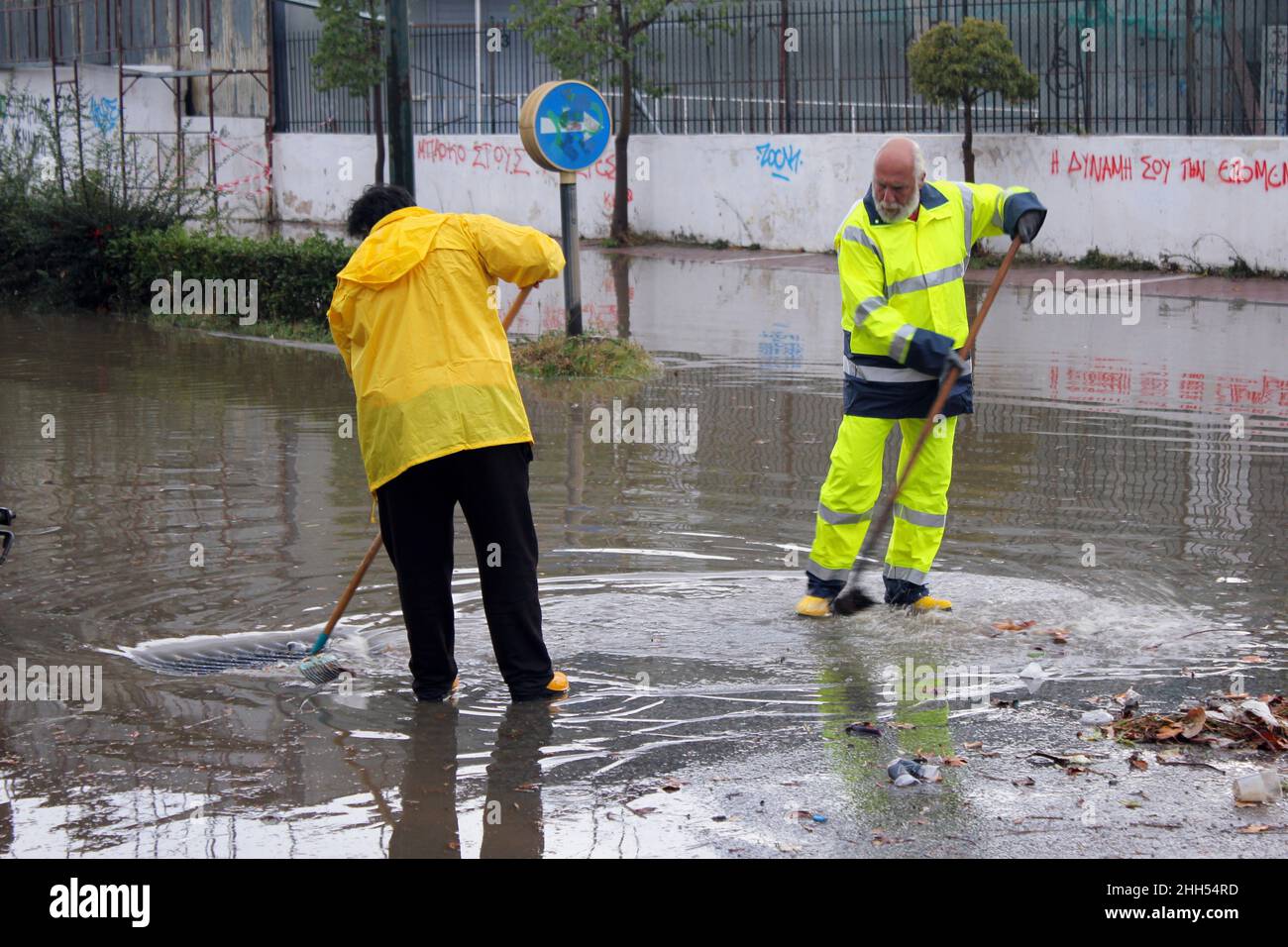 Nettoyage des rues inondées après de fortes pluies - Spata, Attica, Grèce, octobre 31 2019 Banque D'Images