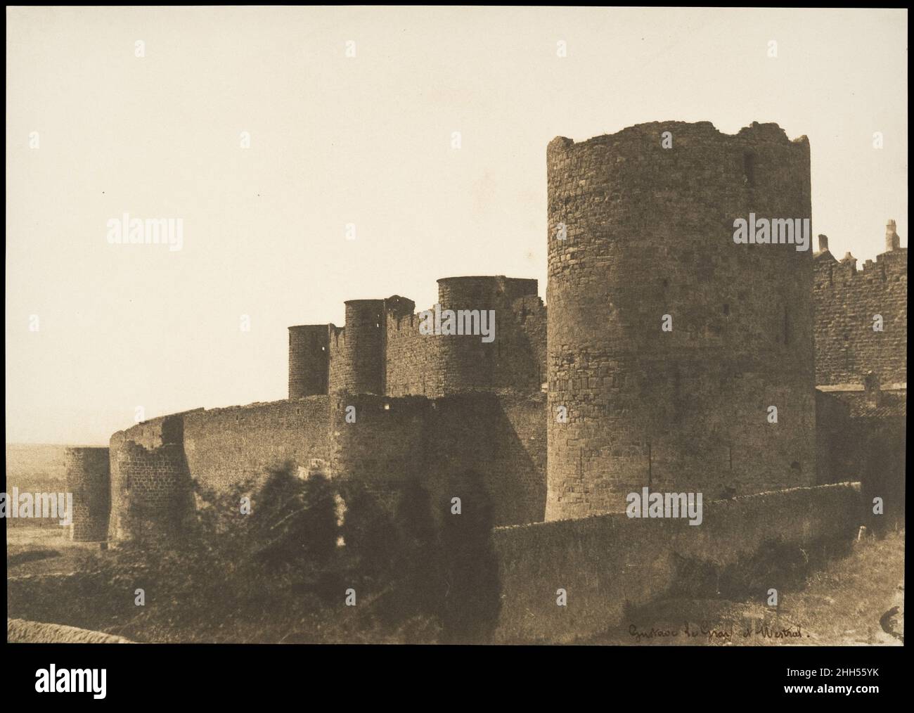 Les remparts de Carcassonne 1851 Gustave le Gray Français pour les missions Héliographiques, le Gray fut affecté à la vallée de la Loire et aux régions au sud, vers Bordeaux; Mestral devait couvrir le sud-ouest, de Bordeaux à Perpignan, et l'Auvergne.Mais les deux ont décidé de voyager ensemble, parfois en photographiant des sites sur la liste des autres et en travaillant occasionnellement en collaboration, comme indiqué par l'inscription dans la main du Gray en bas à droite de cet imprimé, « Gustave le Gray et Mestral ».Aucun site sur leur itinéraire n'a donné des images plus spectaculaires que la ville de Carcasso Banque D'Images