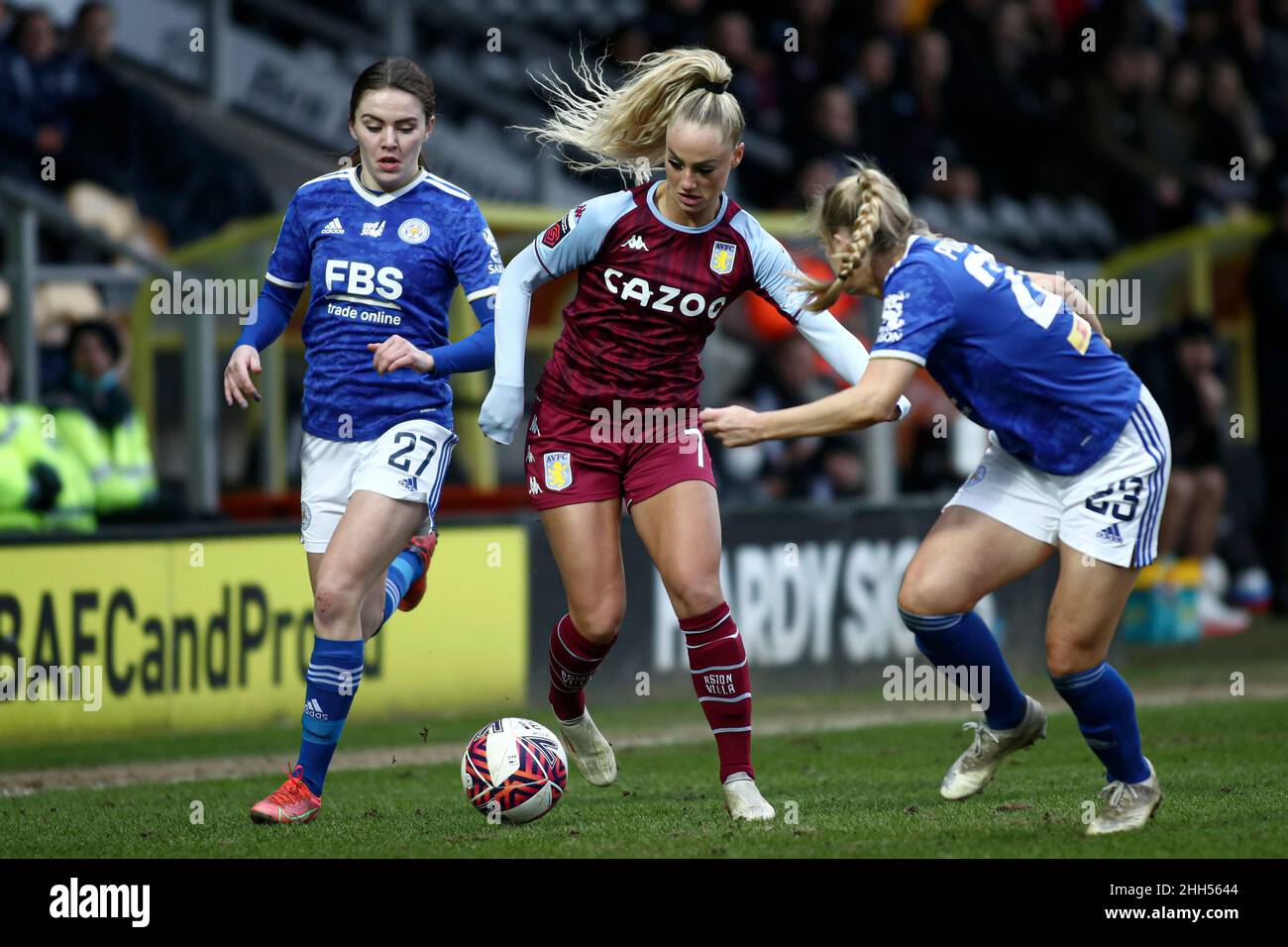 BURTON ON TRENT, ROYAUME-UNI.JAN 23rd Alisha Lehmann (au centre) de Aston Villa photographié avec le ballon sous pression de Shannon O'Brien (à gauche) et Jemma Purfield (à droite) de Leicester City pendant le match Barclays FA Women's Super League entre Leicester City et Aston Villa au stade Pirelli,Burton Upon Trent, dimanche 23rd janvier 2022.(Crédit : Kieran Riley | INFORMATIONS MI) crédit : INFORMATIONS MI et sport /Actualités Alay Live Banque D'Images