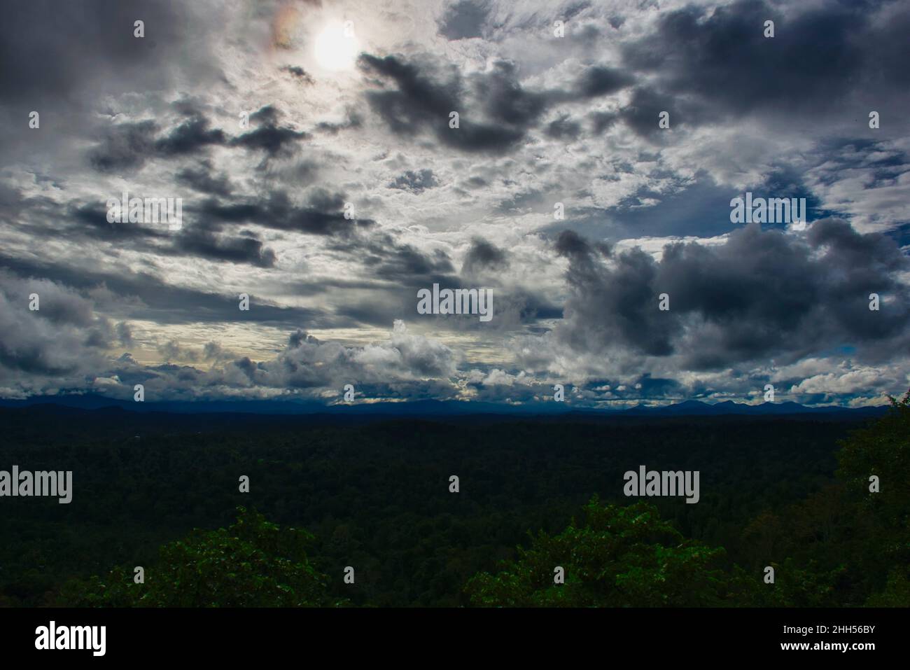 Nuages de couleur argent dans les Ghâts de l'Ouest Banque D'Images