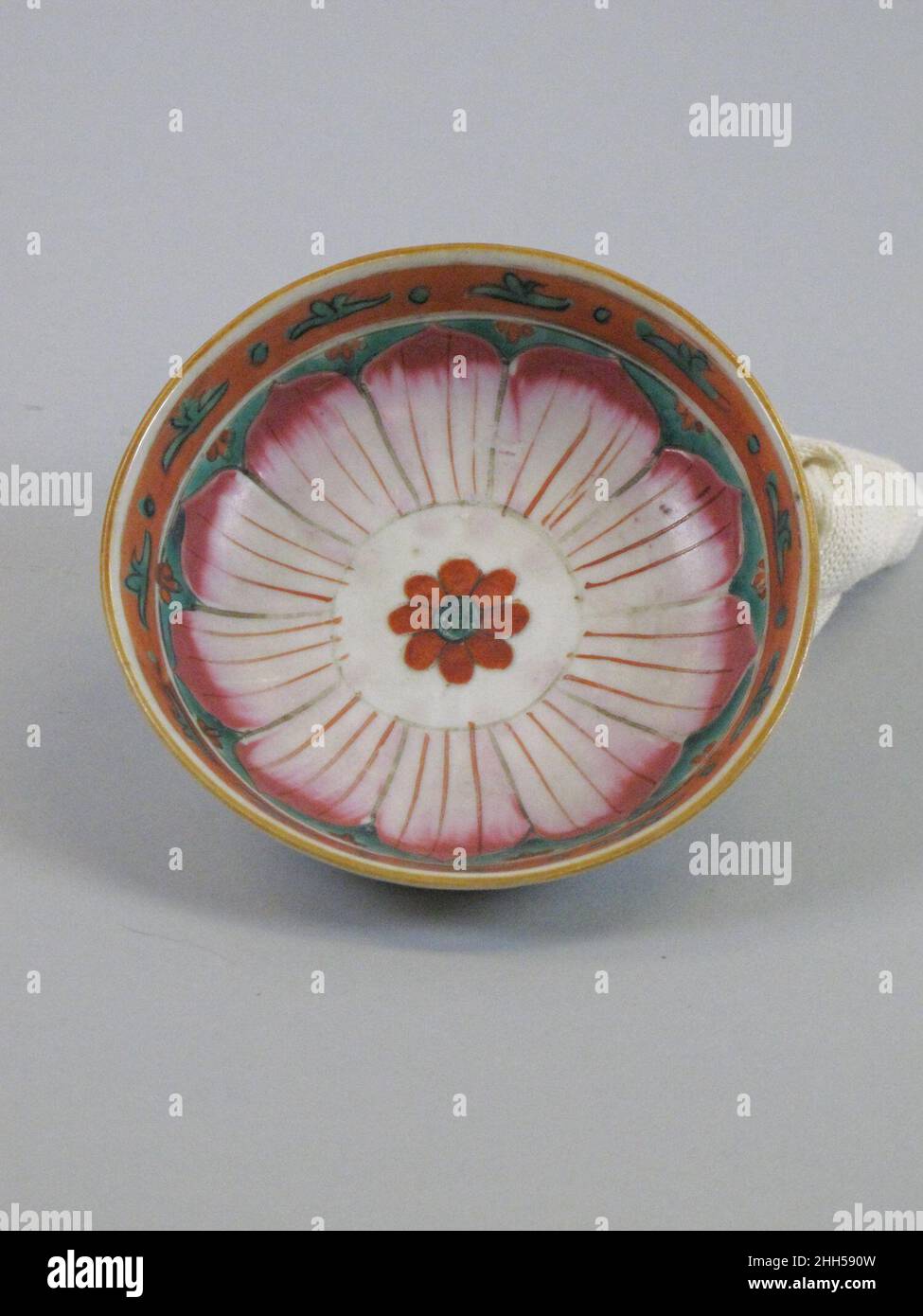 Plat à motif floral Chine du 19th siècle.Plat à motif fleuri.Chine.19th siècle.Porcelaine peinte en émail polychrome (Bencharong ware pour le marché thaïlandais).Dynastie Qing (1644–1911).Céramique Banque D'Images