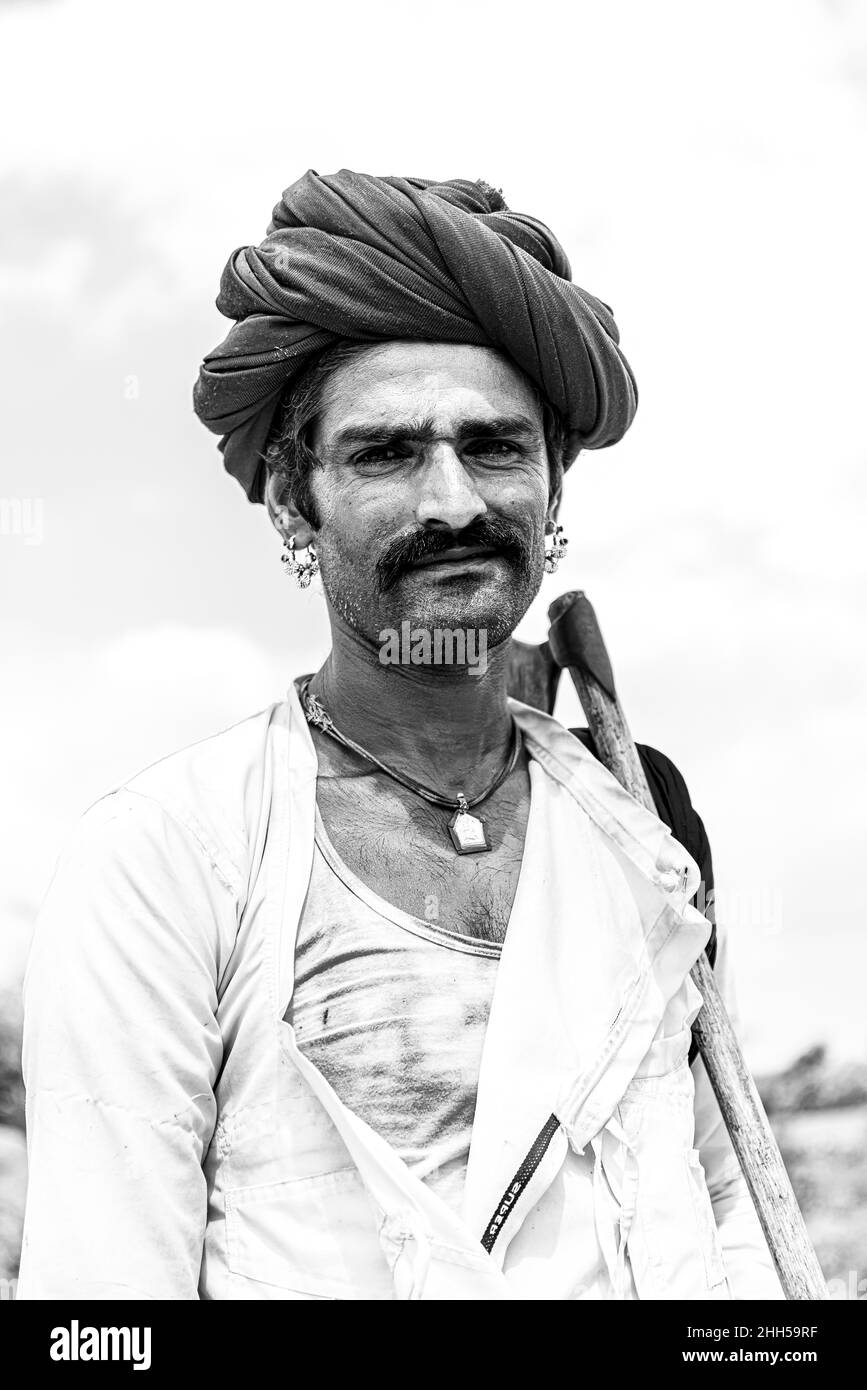 Jawai, Rajasthan, Inde - septembre 2021 : portrait d'un berger masculin du groupe ethnique Raburi dans une adresse nationale et une robe blanche traditionnelle, Banque D'Images