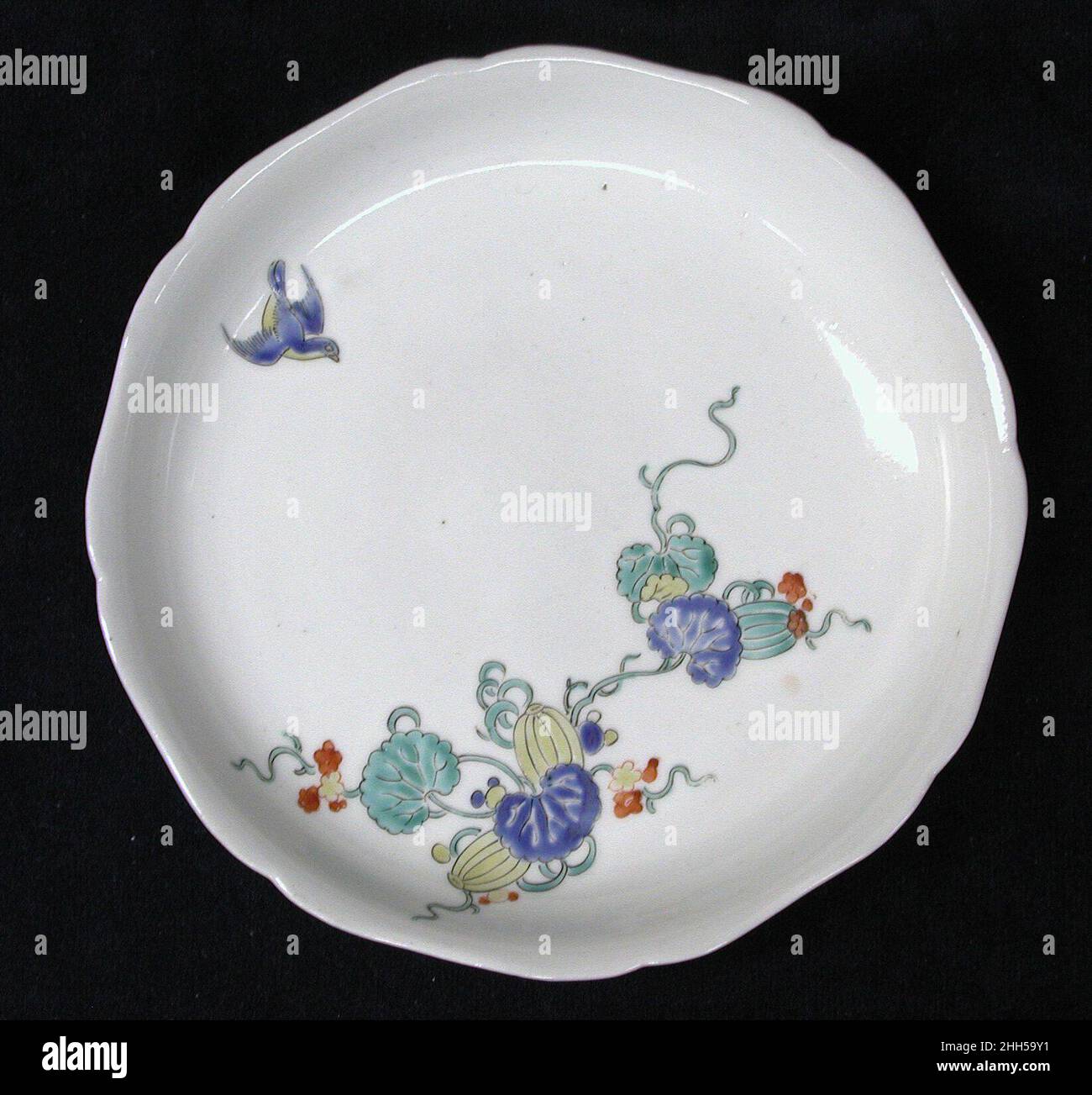 Plat ca.1780 Japonais, pour le marché européen le don de la Collection Hans Syz en 1995 a donné au Musée près de trois cents exemples de céramiques européennes et asiatiques méticuleusement acquis par le collectionneur d'origine suisse Dr. Syz (1894-1991) pour tracer la migration de modèles et de modèles d'est en Ouest.Documentant un processus continu d'influence et d'adaptation, ces pièces fournissent un examen discriminant des nuances de changement stylistique résultant de trois siècles de commerce.Plat 208312 Banque D'Images