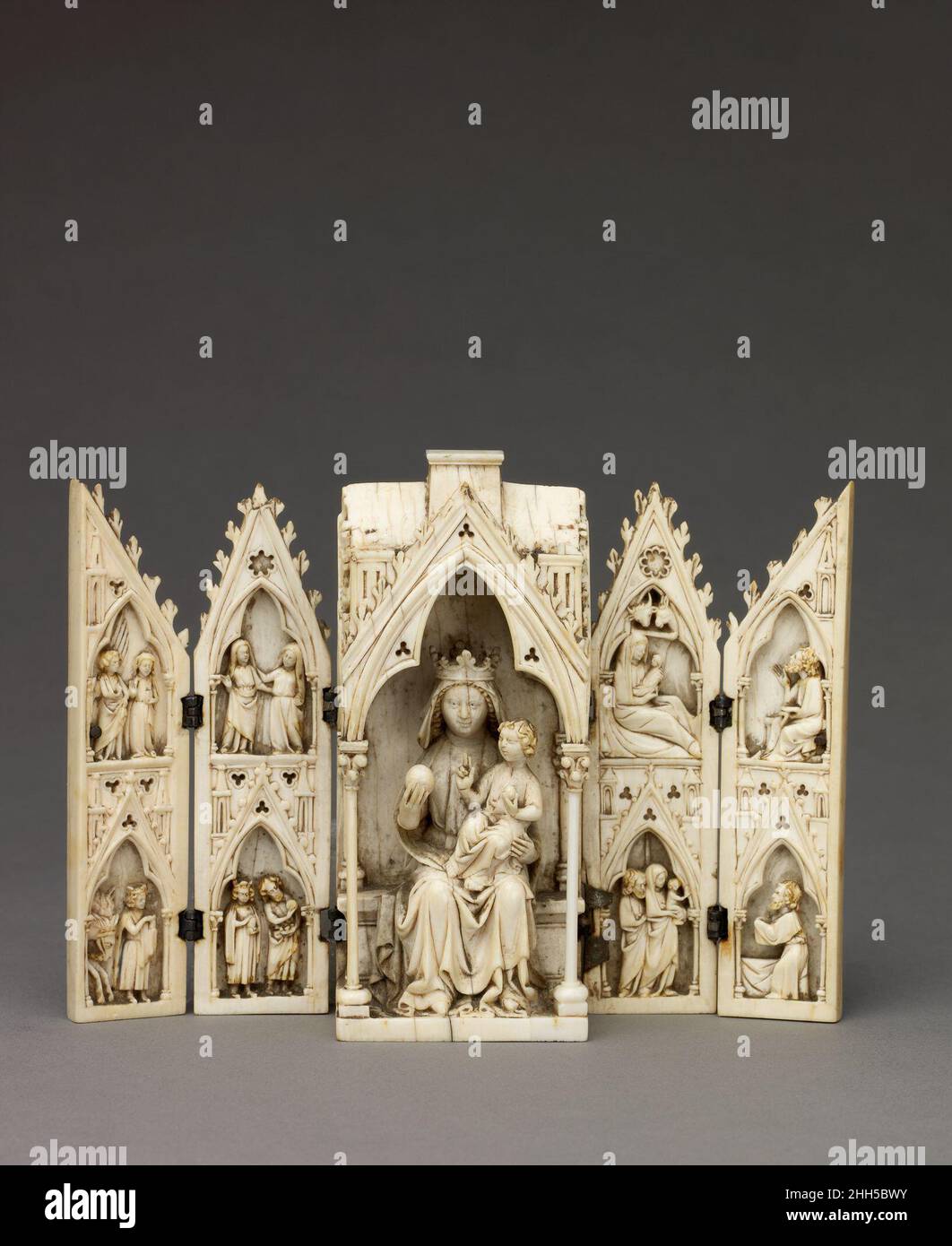 Le tabernacle polyptych avec la Madonna et l'enfant et les scènes de la vie du Christ ca.1275–1300 Nord de la France (?)L'utilisation de sanctuaires pliants dans la dévotion privée exige la participation de leurs propriétaires, qui doivent ouvrir les ailes afin de contempler les images.Ici, la forme est essentiellement française, mais les proportions les plus importantes et les éléments architecturaux sont plus caractéristiques du nord de l'Espagne.Tabernacle Polyptych avec la Madonna et l'enfant et des scènes de la vie du Christ.Nord de la France (?).1275–1300.Ivoire avec des traces de dorure et de polychromie d'origine; charnières argentées.Ivo Banque D'Images