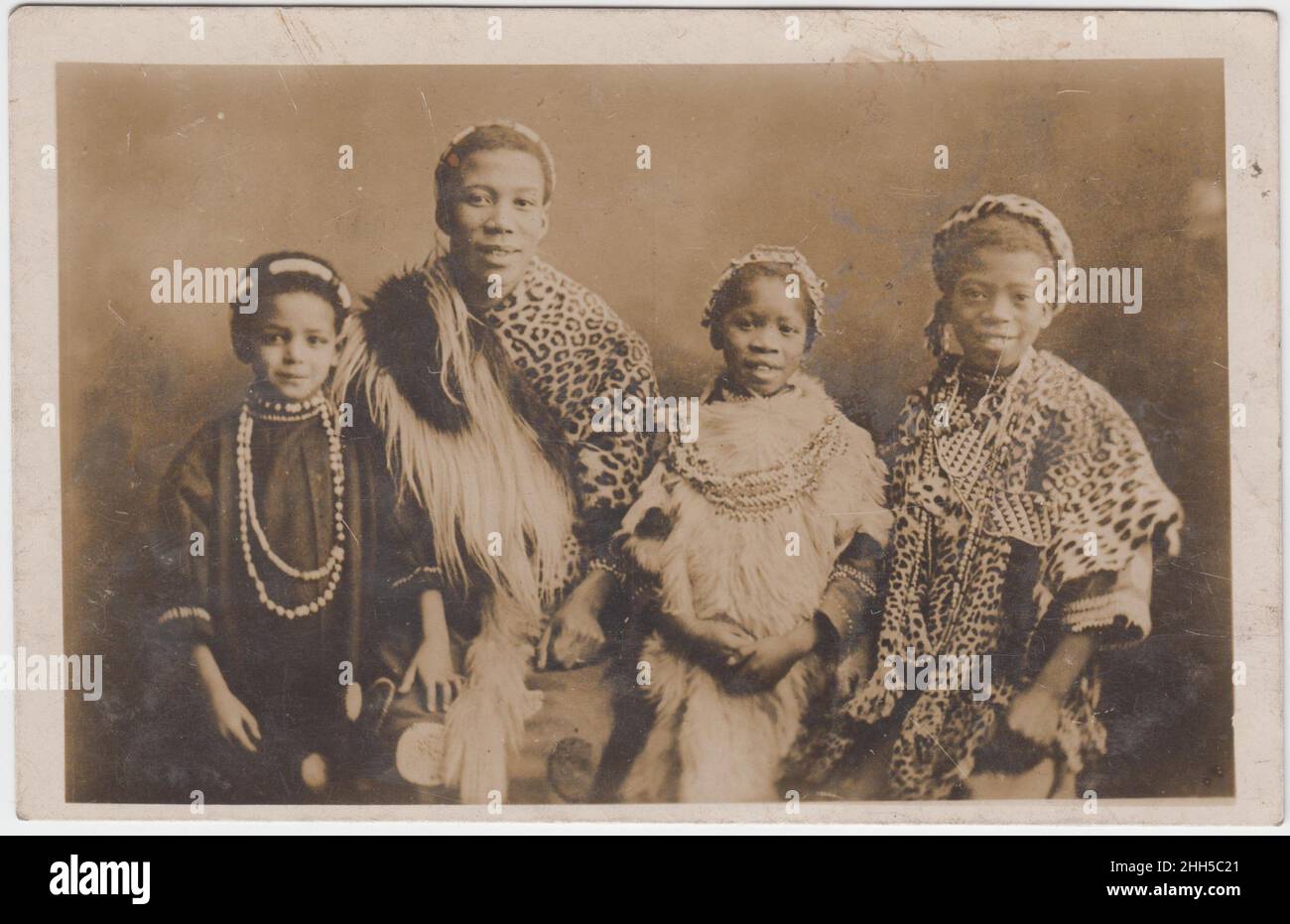 Interprètes sud-africains: Quatre membres de J.H.Le 'Kaffir Boy Choir' de Balmer, qui a fait une tournée au Royaume-Uni entre 1903 et 1914.Cette carte postale photographique a été produite par H. Maxwell & Co., Blackpool Banque D'Images