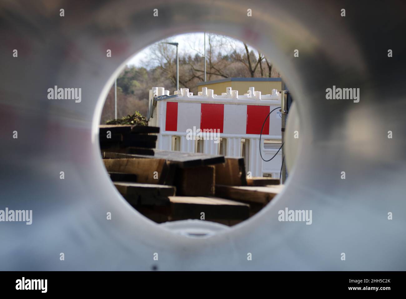 Vue à travers un tuyau de matériau d'étanchéité sur un chantier de construction Banque D'Images