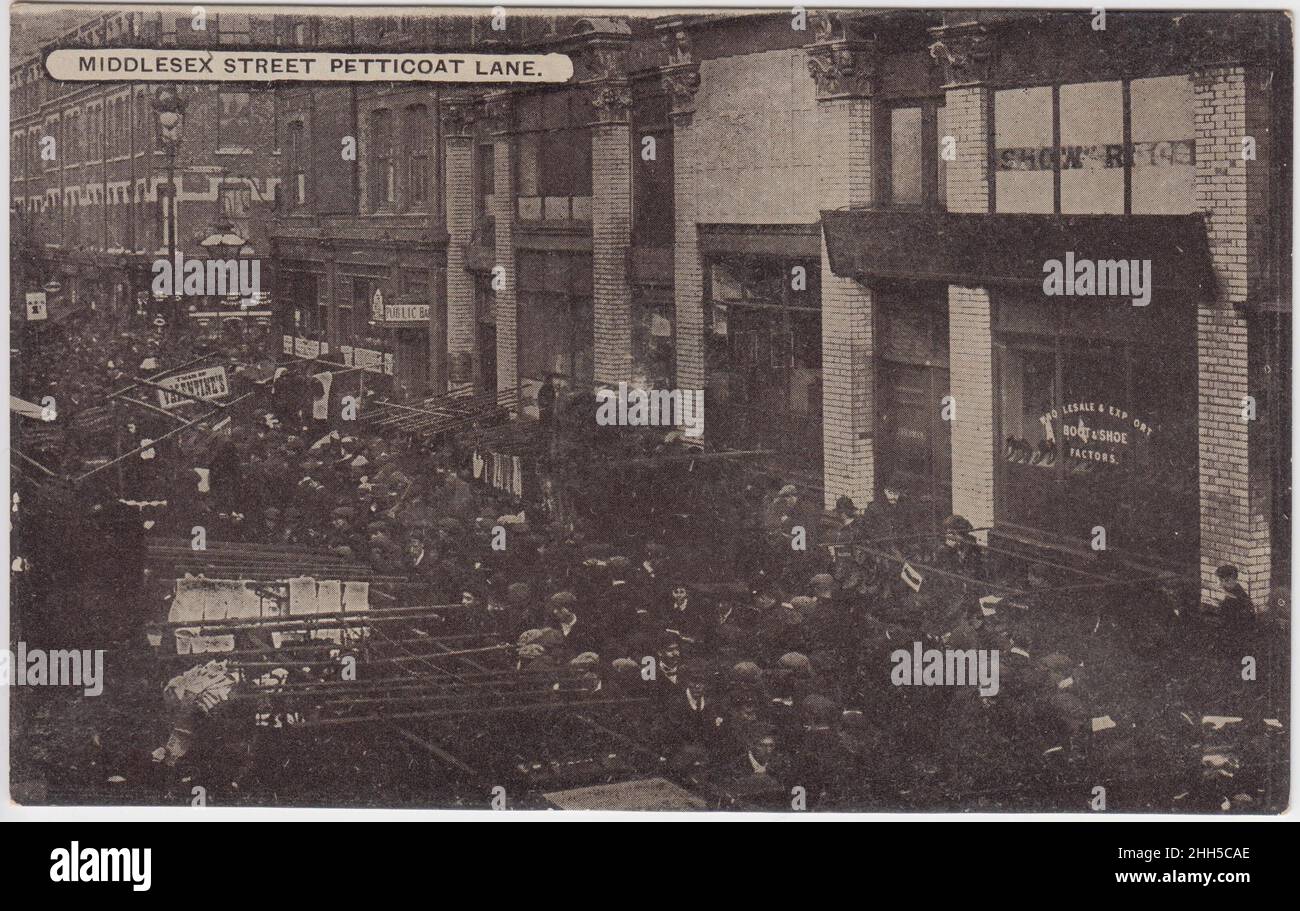 Middlesex Street, Petticoat Lane, début du 20th siècle : scène de rue courbée montrant une partie du marché de Petticoat Lane. Une salle d'exposition pour les facteurs de chaussure et de chaussure peut être vue en arrière-plan Banque D'Images