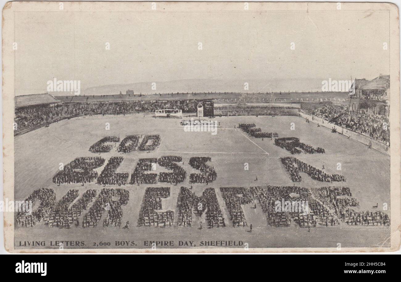 Empire Day, Bramall Lane, Sheffield : 2 600 garçons se tenant dans le stade de football pour créer des « lettres vivantes » en épelant « Dieu bénisse notre empire » et les initiales « E.R.A. », début du 20th siècle Banque D'Images