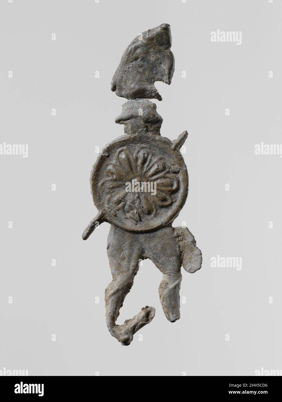 Figure principale d'un guerrier avec un casque et un bouclier 6th–5th siècle C.-B. grec, Laconien de petites figurines votives plates de plomb moulé ont été trouvées en grande quantité dans les sanctuaires anciens de Laconia;Plus de cent mille, datant du septième siècle avant Jésus-Christ à la période classique, ont été consacrés à la déesse Artemis Orthia dans Sparta.Figure principale d'un guerrier avec un casque et un bouclier.Grec, Laconien.6th–5th siècle C.-B..Plomb.Archaïque.Divers – plomb Banque D'Images