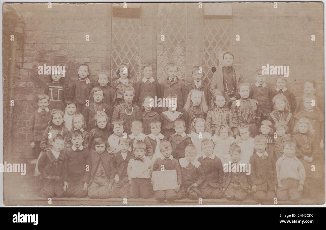 Photographie de l'école montrant des enfants de différents âges, tous vêtus différemment.Photographie prise au début du 20th siècle Banque D'Images