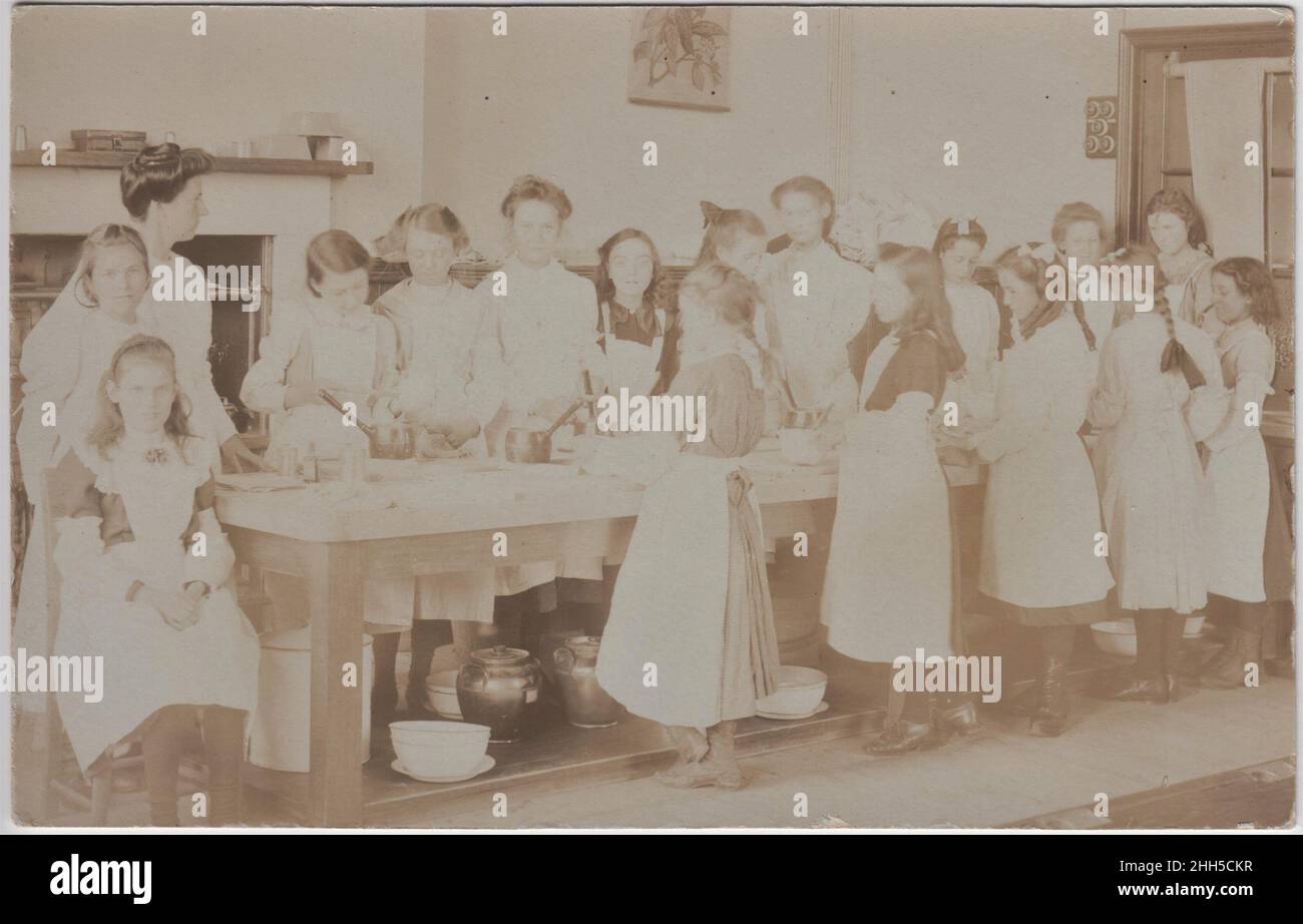 Les filles étant enseignées à cuisiner dans une cuisine scolaire, début du 20th siècle Banque D'Images