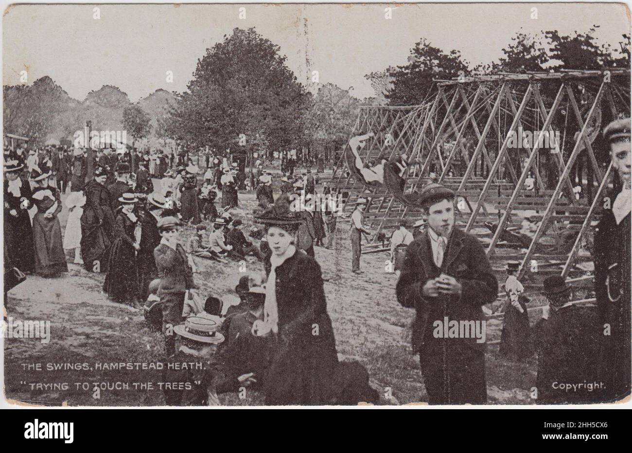 « The Swings, Hampstead Heath.Essayer de toucher les arbres : les familles dans l'aire de jeux, début 20th siècle Banque D'Images