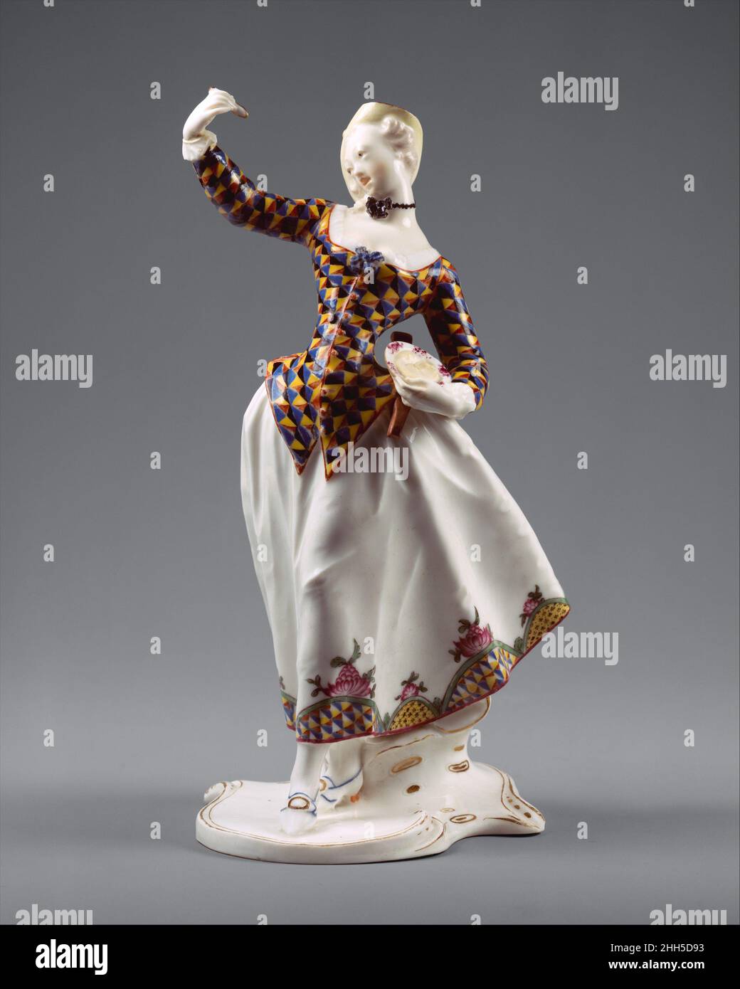 Harlequina ca.1763 Franz Anton Bustelli Swiss Bustelli modélise seize personnages de la commedia italienne dell'arte, le théâtre improvisateur animé qui a pris vie au XVIe siècle.Harlequin était le personnage principal de la commedia, toujours vêtu d'une combinaison de taches triangulaires de couleur vive.Parfois, il était accompagné de Columbine, qui a joué des rôles différents dans les pièces de théâtre.Ici Harlequina porte le même costume de patchwork que son partenaire.Bien que certaines figures de Bustelli aient été inspirées par des gravures, elles ont toutes un sens du mouvement gracieux qui suggère les premières de l'artiste Banque D'Images