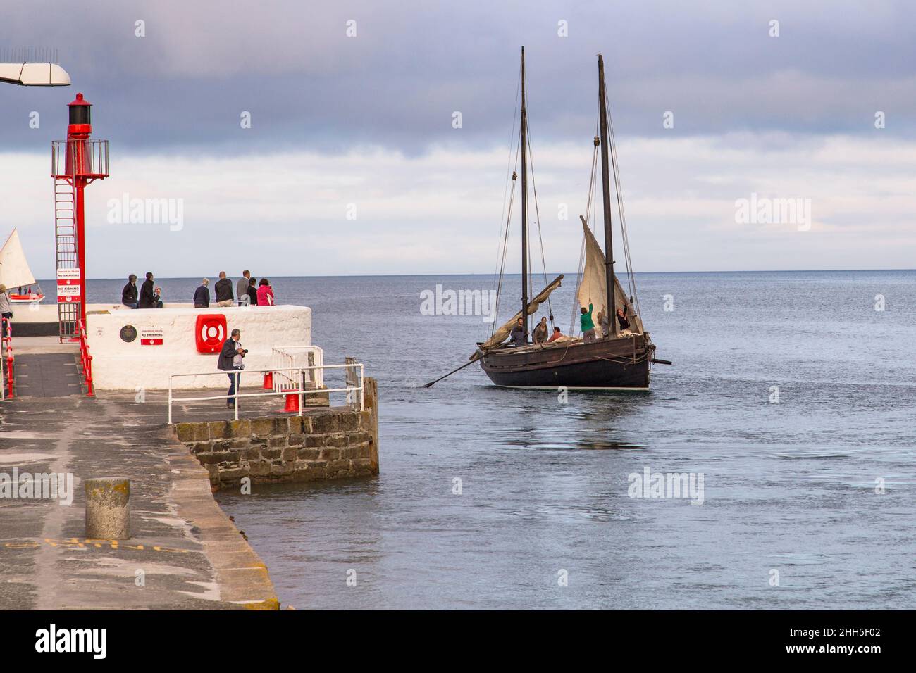 Embarcadeur à voile approchant du port de Looe en passant par l'embarcadère de Banjo Banque D'Images