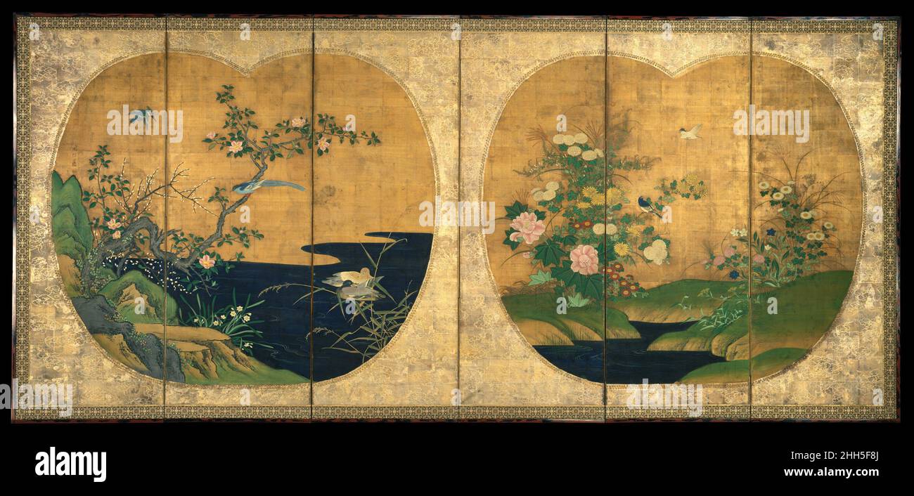 Oiseaux et fleurs de l'automne et de l'hiver début 18th siècle Kano Chikanobu japonais les peintures sur cet écran sont en forme de Dansen (rigide ventilateur de main japonais) et donnent aux spectateurs l'impression de regarder à travers deux fenêtres pour voir des scènes pittoresques de plein air.L'application de la feuille d'or au verso de la soie donne aux peintures une lueur subtile et un sens de profondeur et de poids.Le chrysanthème et la rose de coton à droite représentent l'automne, et à gauche, les sasanqua, les narcisses et les roseaux flétristés symbolisent l'hiver.Un autre écran, présentant des scènes de printemps et d'été dans un similaire pour Banque D'Images