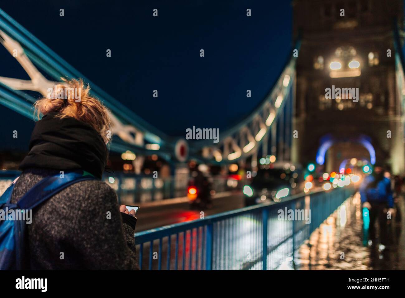 Femme utilisant un smartphone à Tower Bridge, Londres, Angleterre, Royaume-Uni Banque D'Images