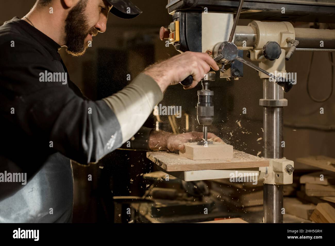 L'artisan fore du bois avec la machine à l'atelier Banque D'Images